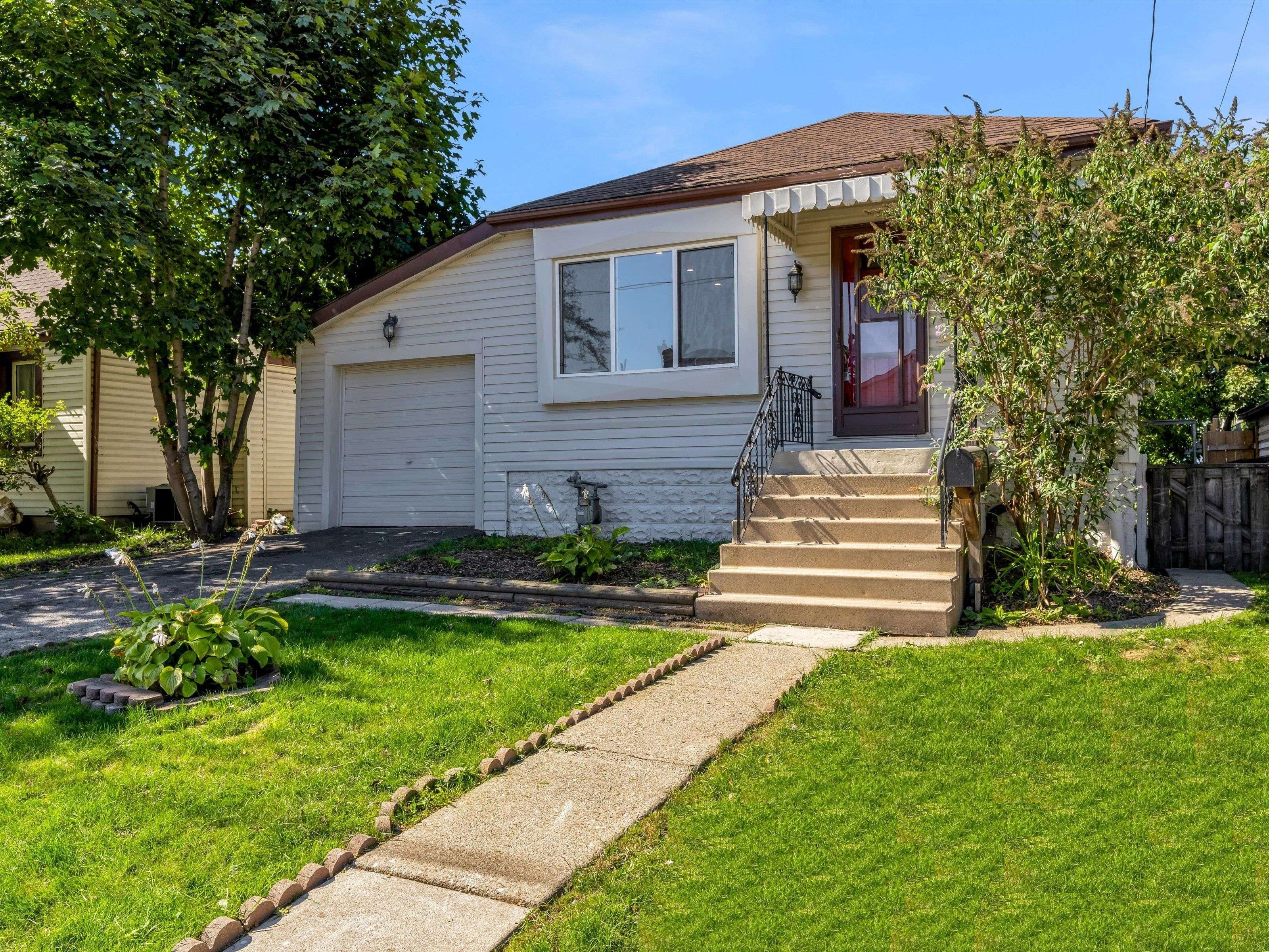 Hamilton, ON L8H 6J5,753 Burgess AVE