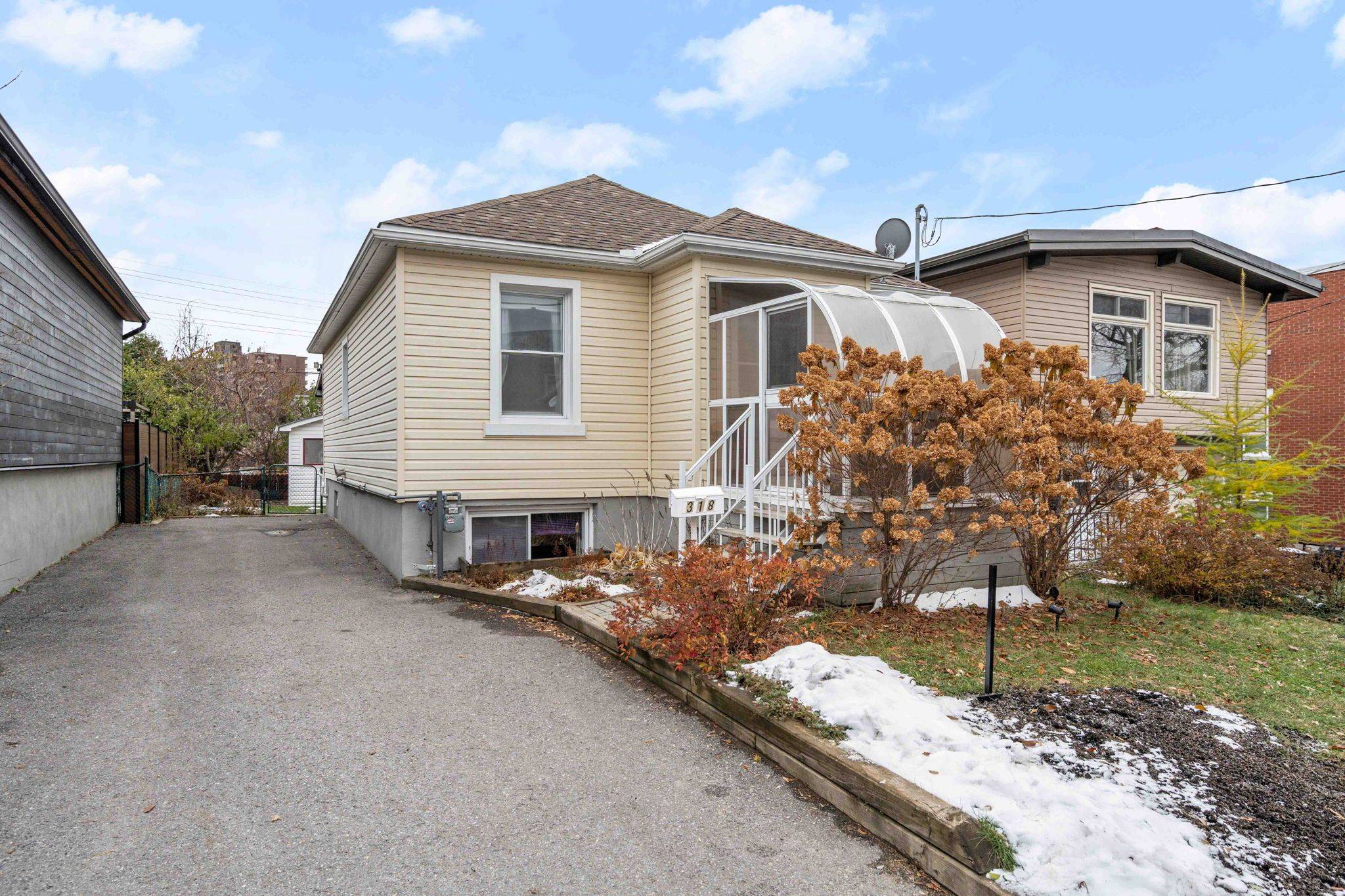 Vanier And Kingsview Park, ON K1L 5M2,318 Shakespeare ST