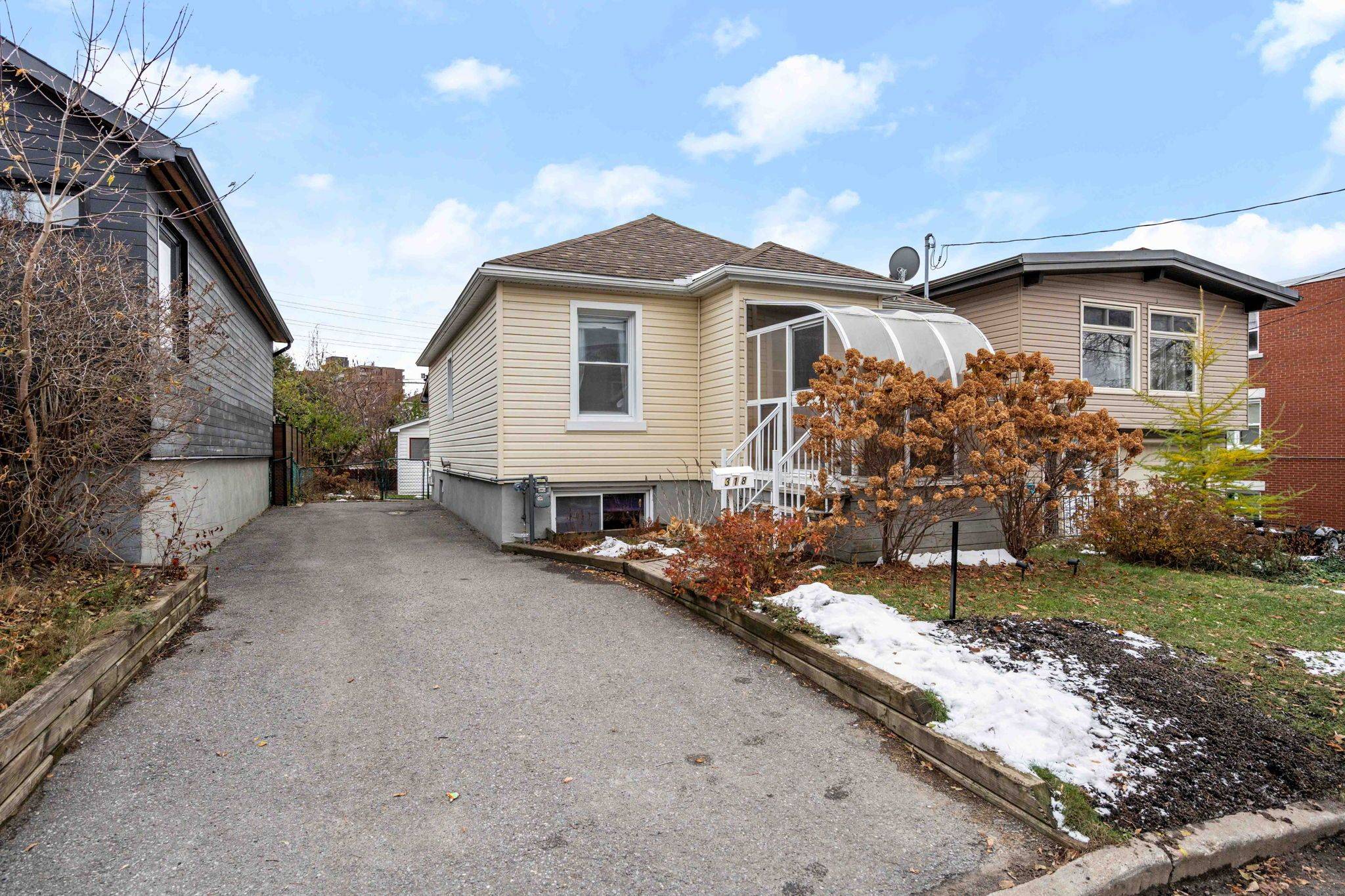 Vanier And Kingsview Park, ON K1L 5M2,318 Shakespeare ST