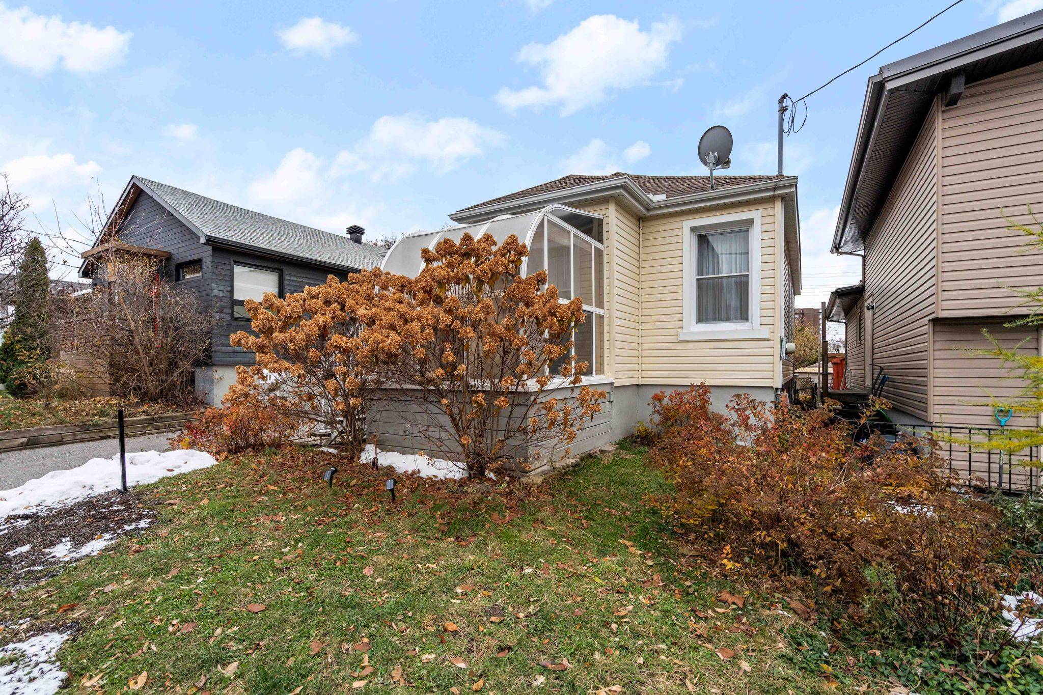 Vanier And Kingsview Park, ON K1L 5M2,318 Shakespeare ST