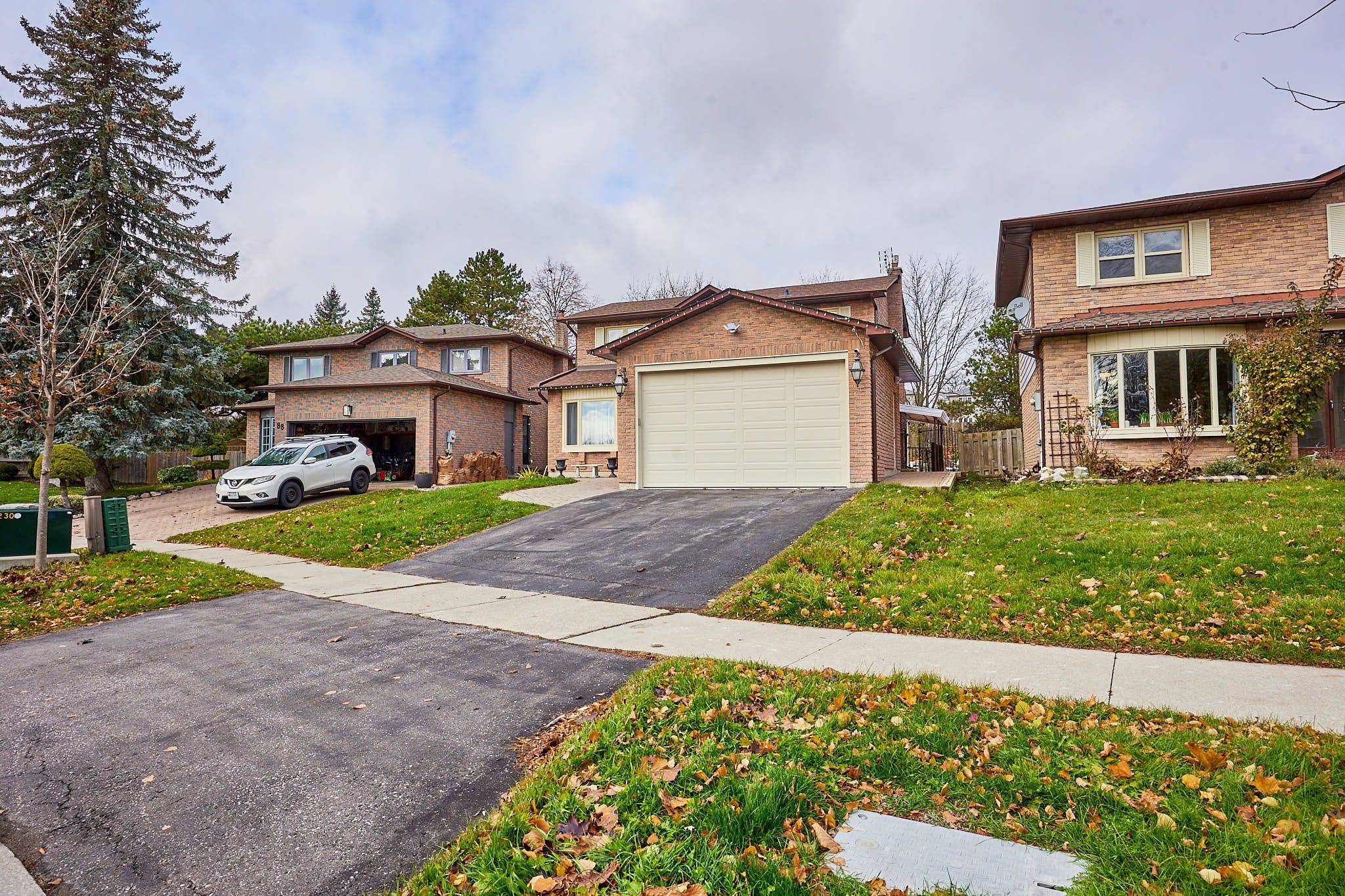 Whitby, ON L1N 6W5,86 Robinson CRES
