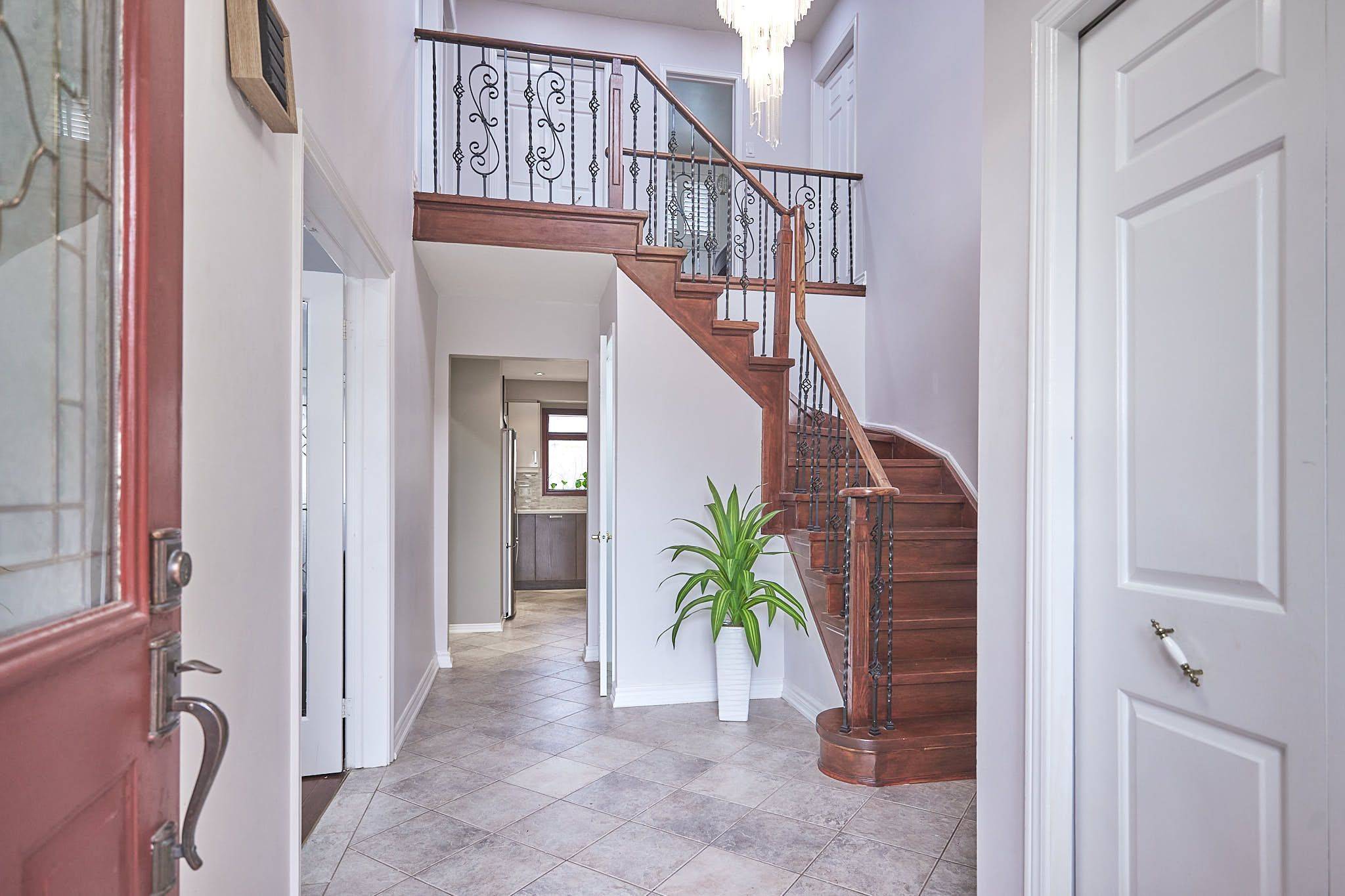 Whitby, ON L1N 6W5,86 Robinson CRES