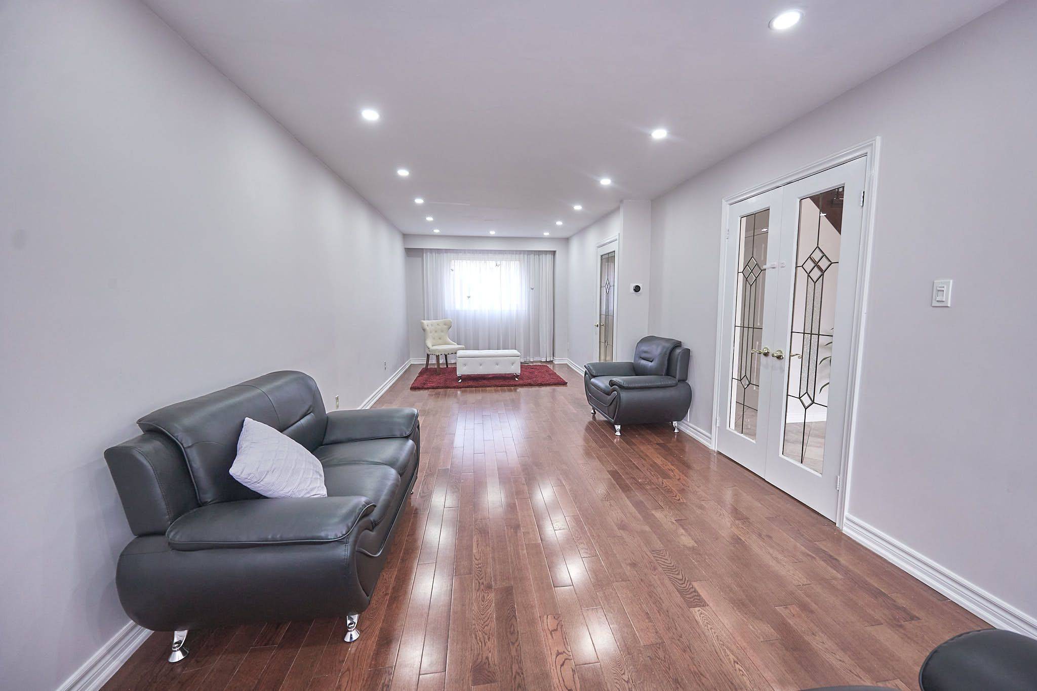 Whitby, ON L1N 6W5,86 Robinson CRES