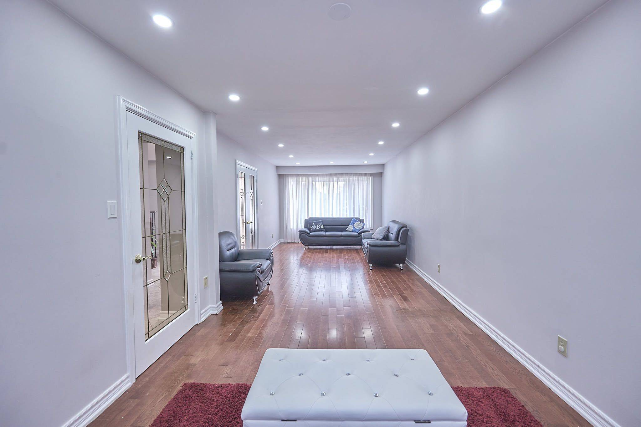 Whitby, ON L1N 6W5,86 Robinson CRES