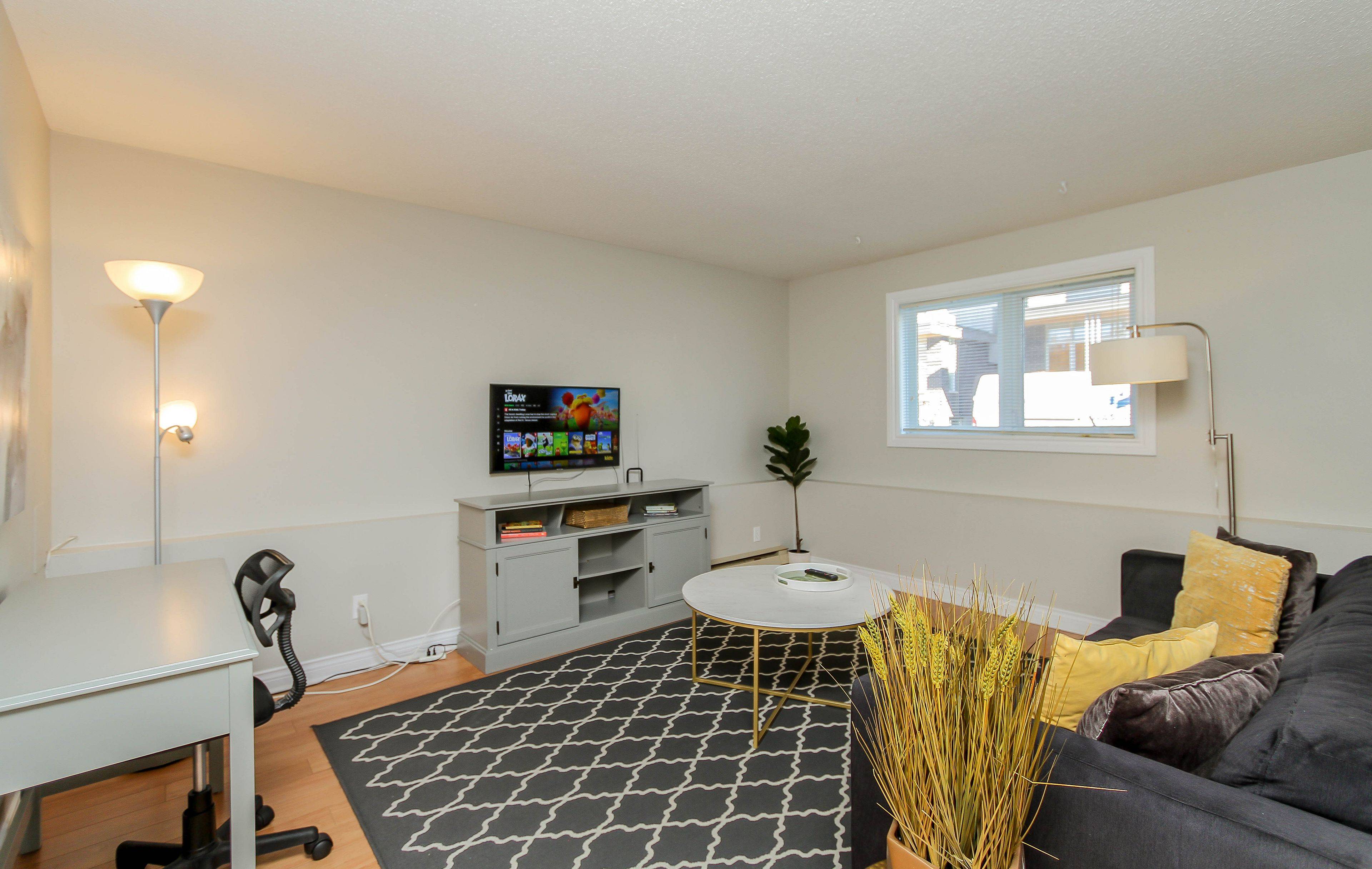 West Centre Town, ON K1Y 1N9,276 CARRUTHERS AVE #A