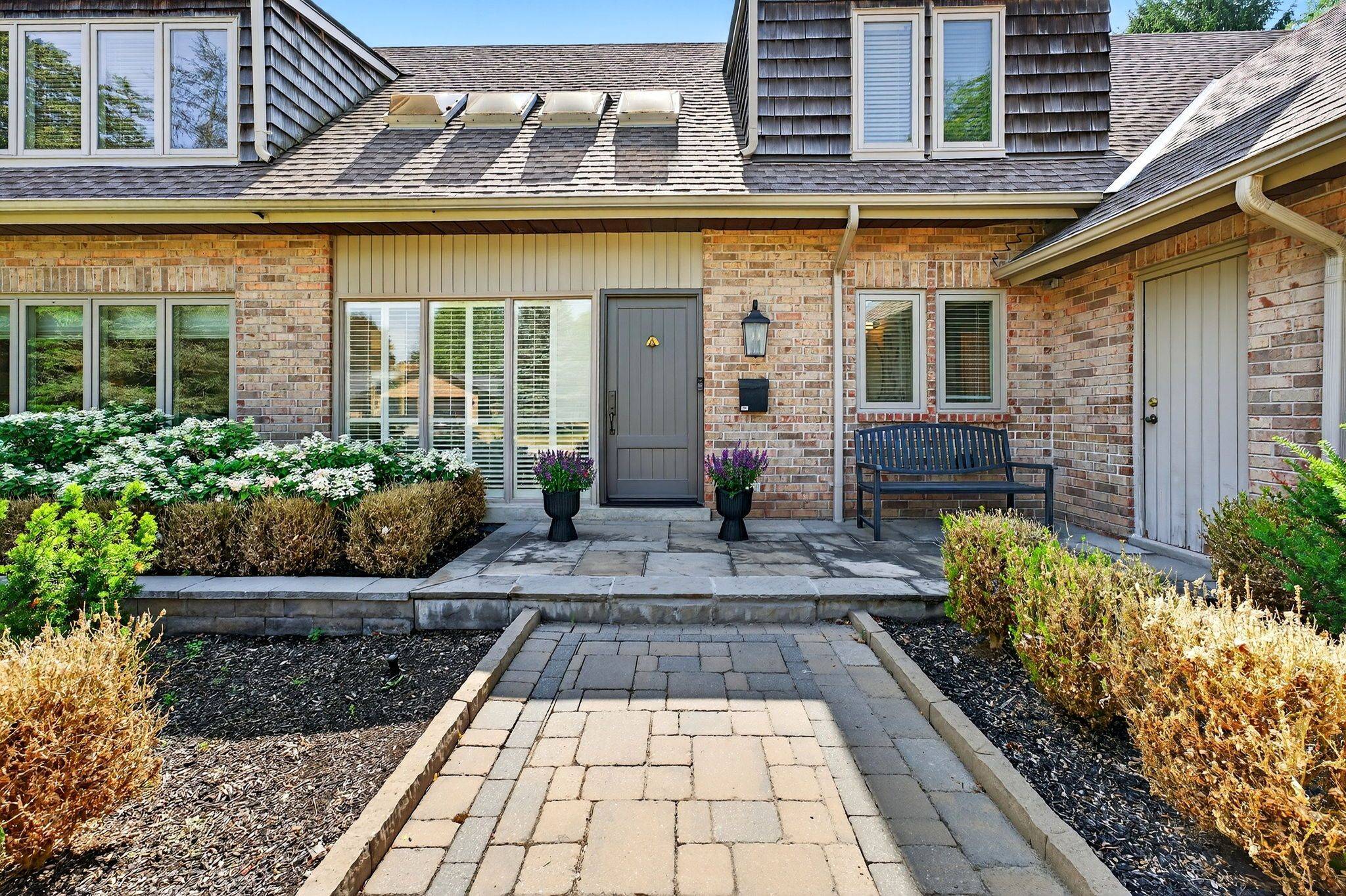 King, ON L7B 1C1,2 Aukland LN