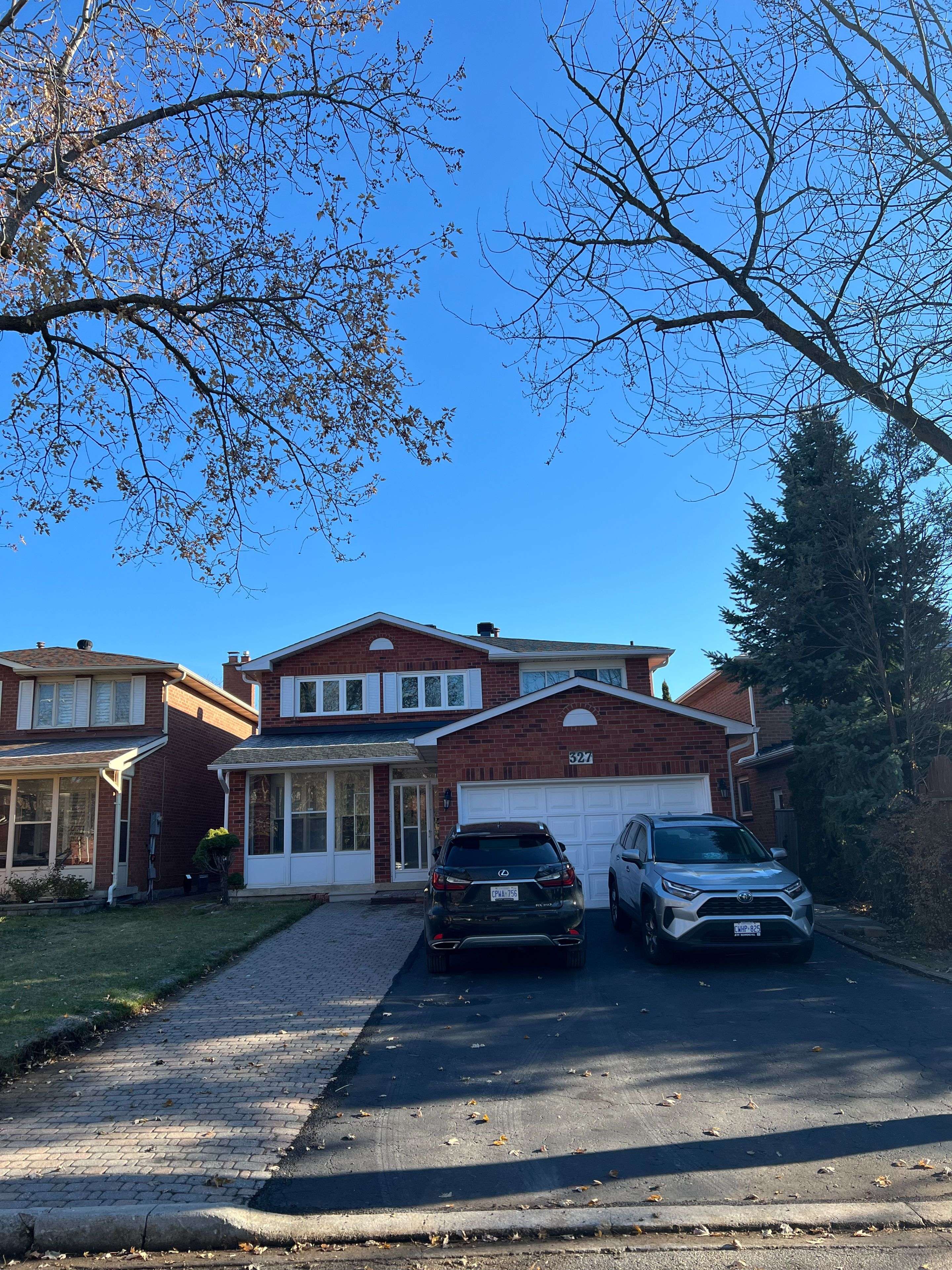 Richmond Hill, ON L4C 6B4,327 Sussex AVE #Upper