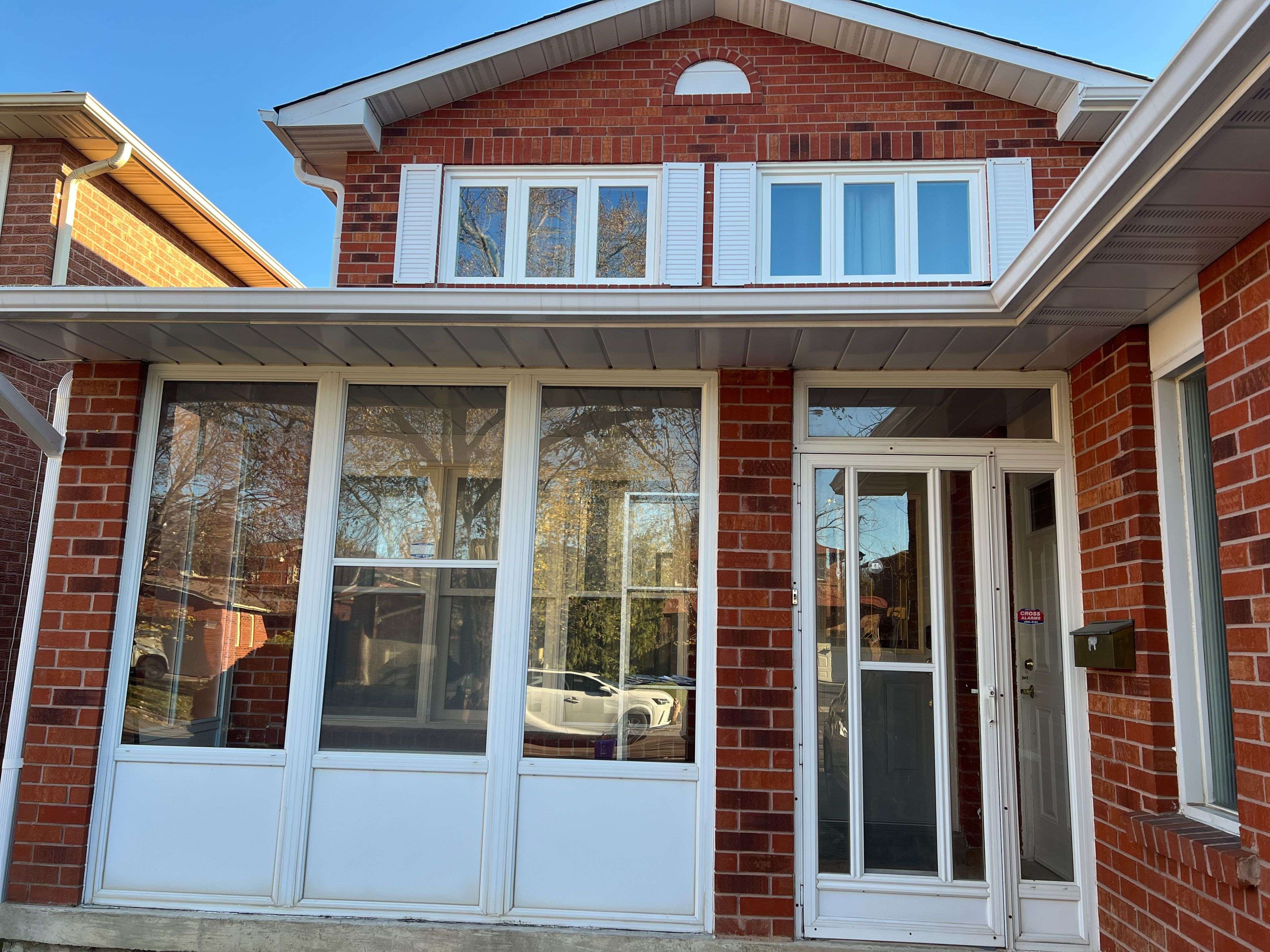 Richmond Hill, ON L4C 6B4,327 Sussex AVE #Upper