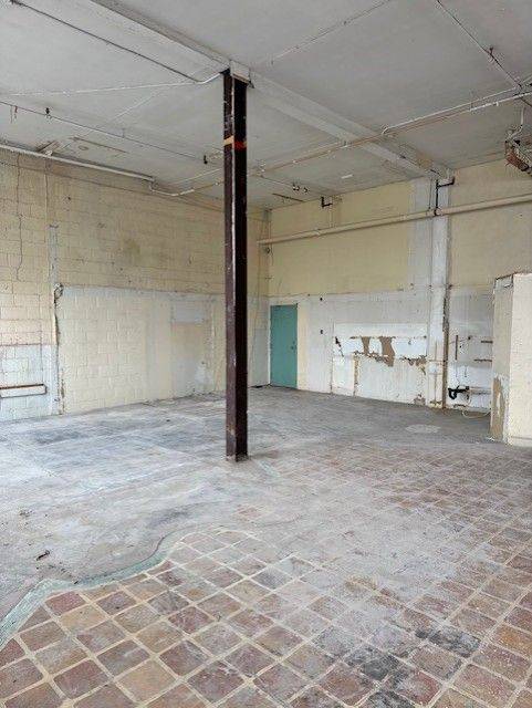 Toronto C11, ON M4G 1Y9,28 industrial ST #118A