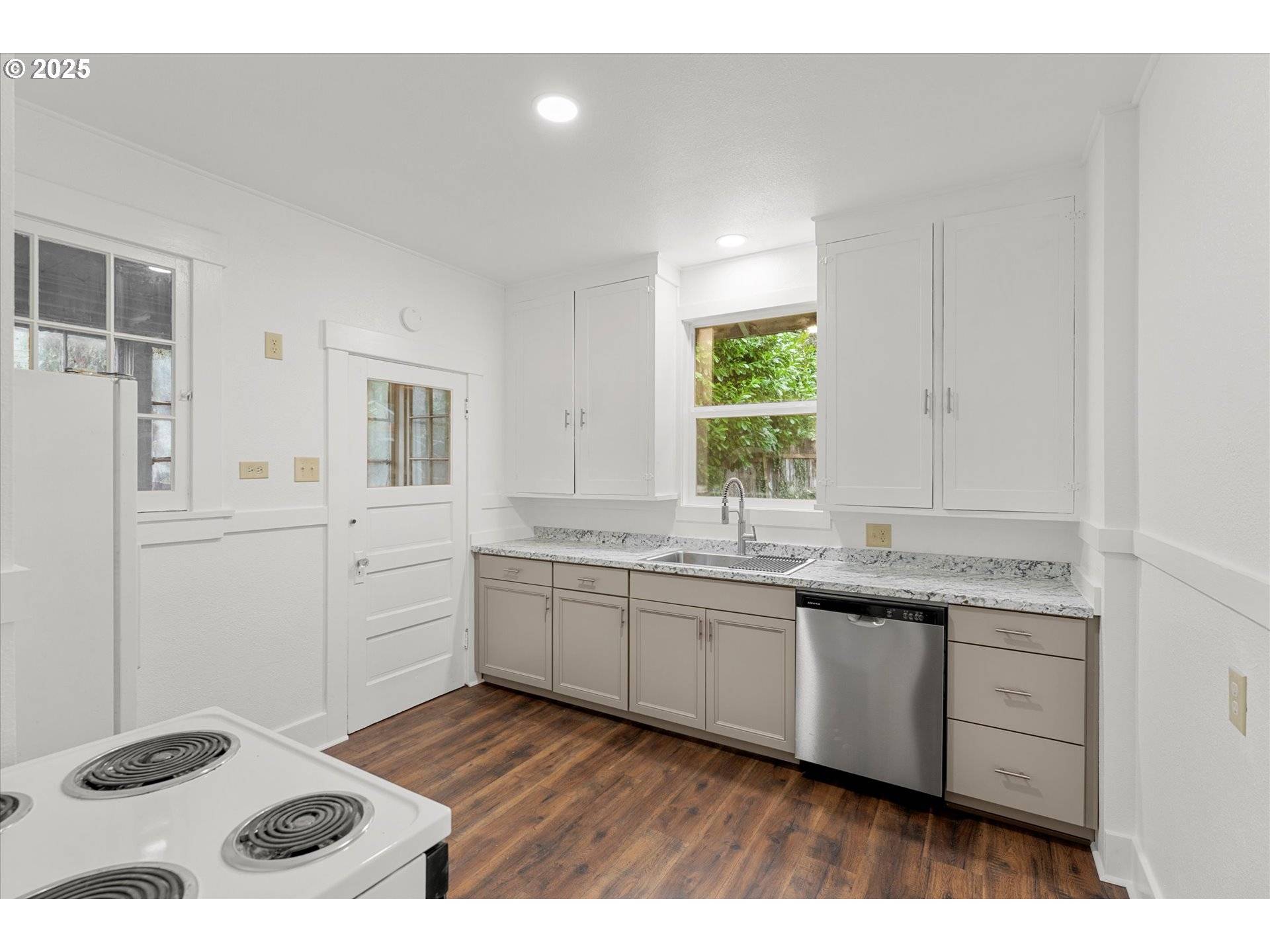 West Linn, OR 97068,21835 WILLAMETTE DR