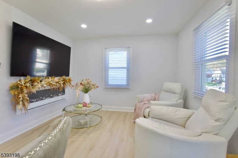 Kenilworth Boro, NJ 07033,327 Roosevelt Ln