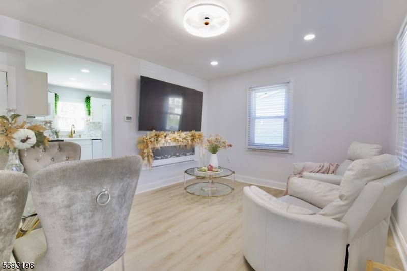 Kenilworth Boro, NJ 07033,327 Roosevelt Ln