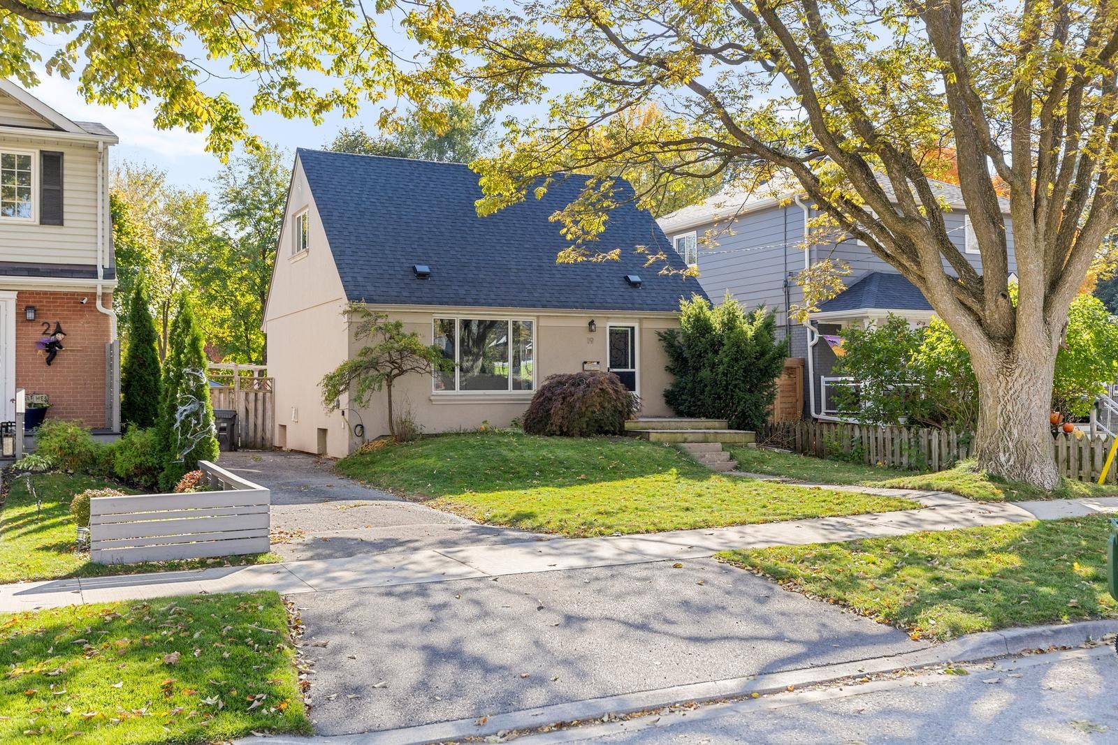 Toronto W06, ON M8W 2J6,19 Mitcham DR