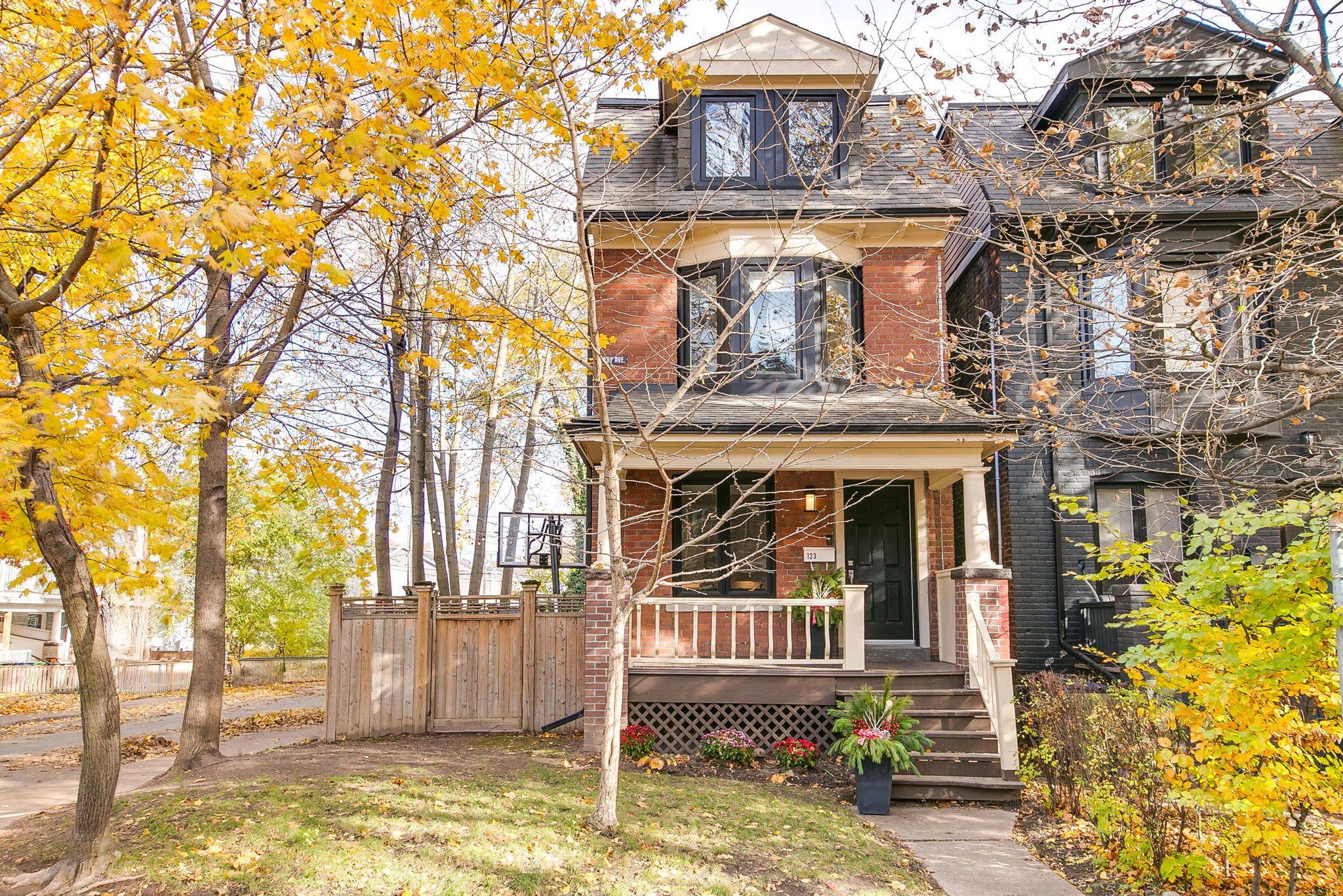 Toronto E01, ON M4M 2Y9,123 Coady AVE