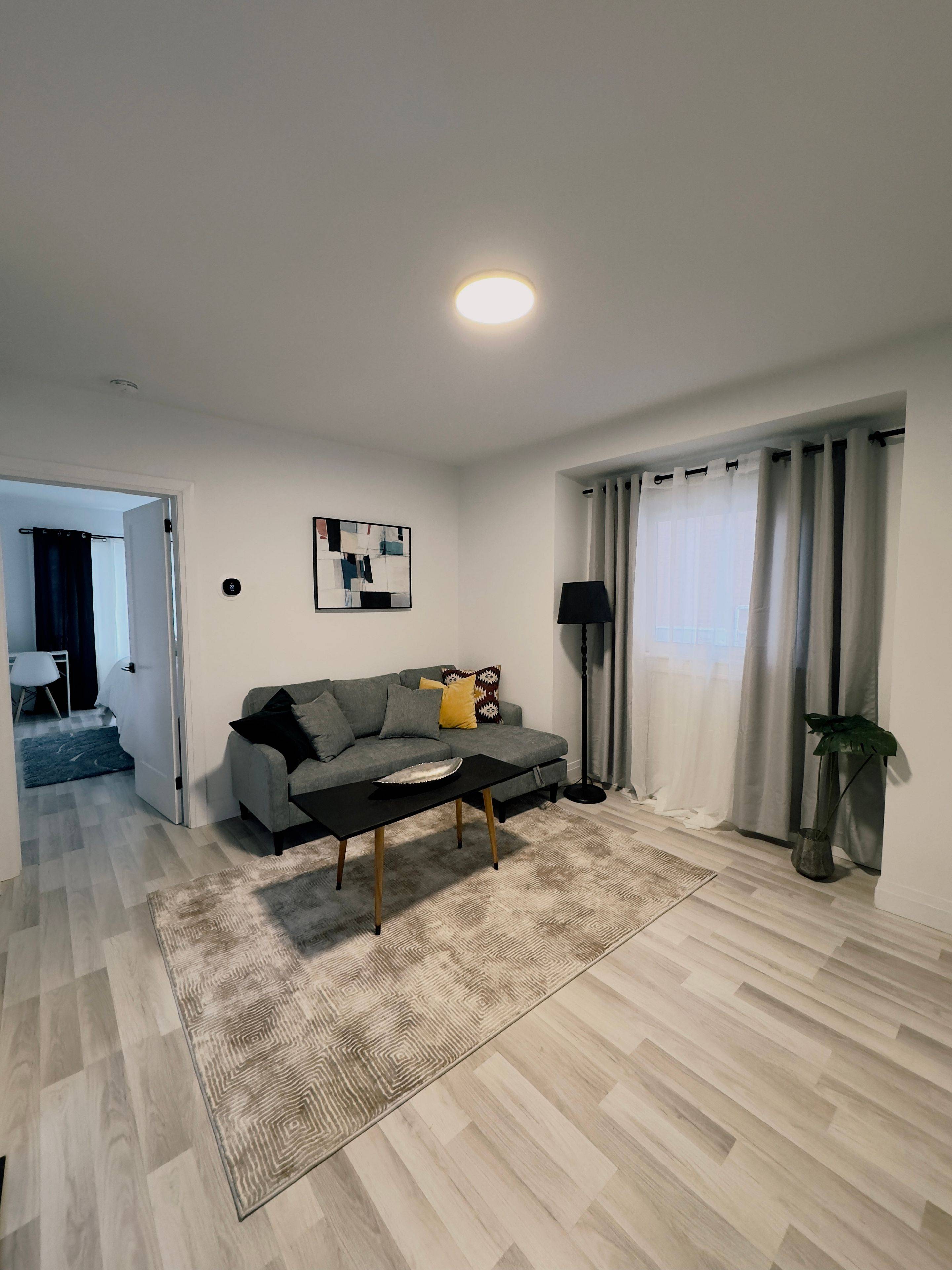 Hamilton, ON L8N 2M1,196 Walnut ST S #Main