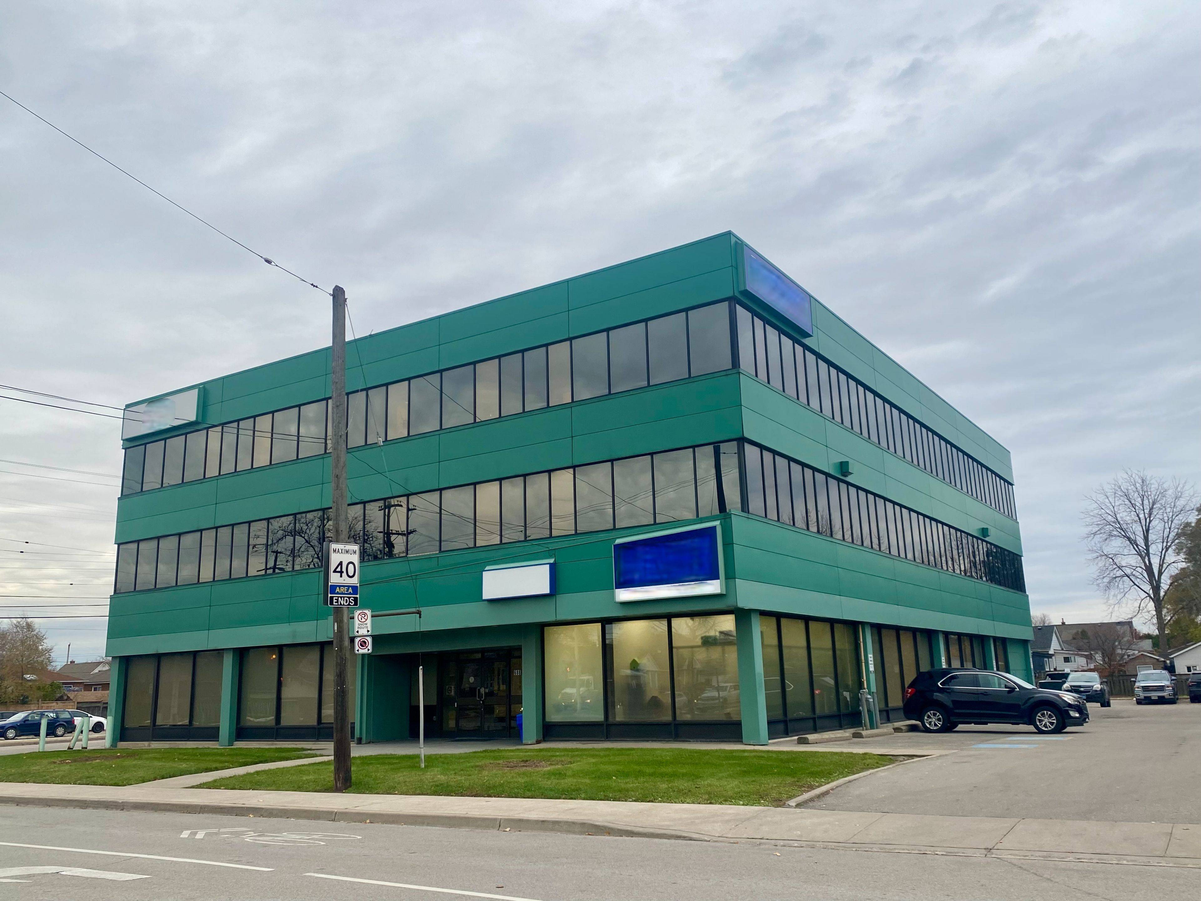 Hamilton, ON L8V 1M1,688 Queensdale AVE E #2A