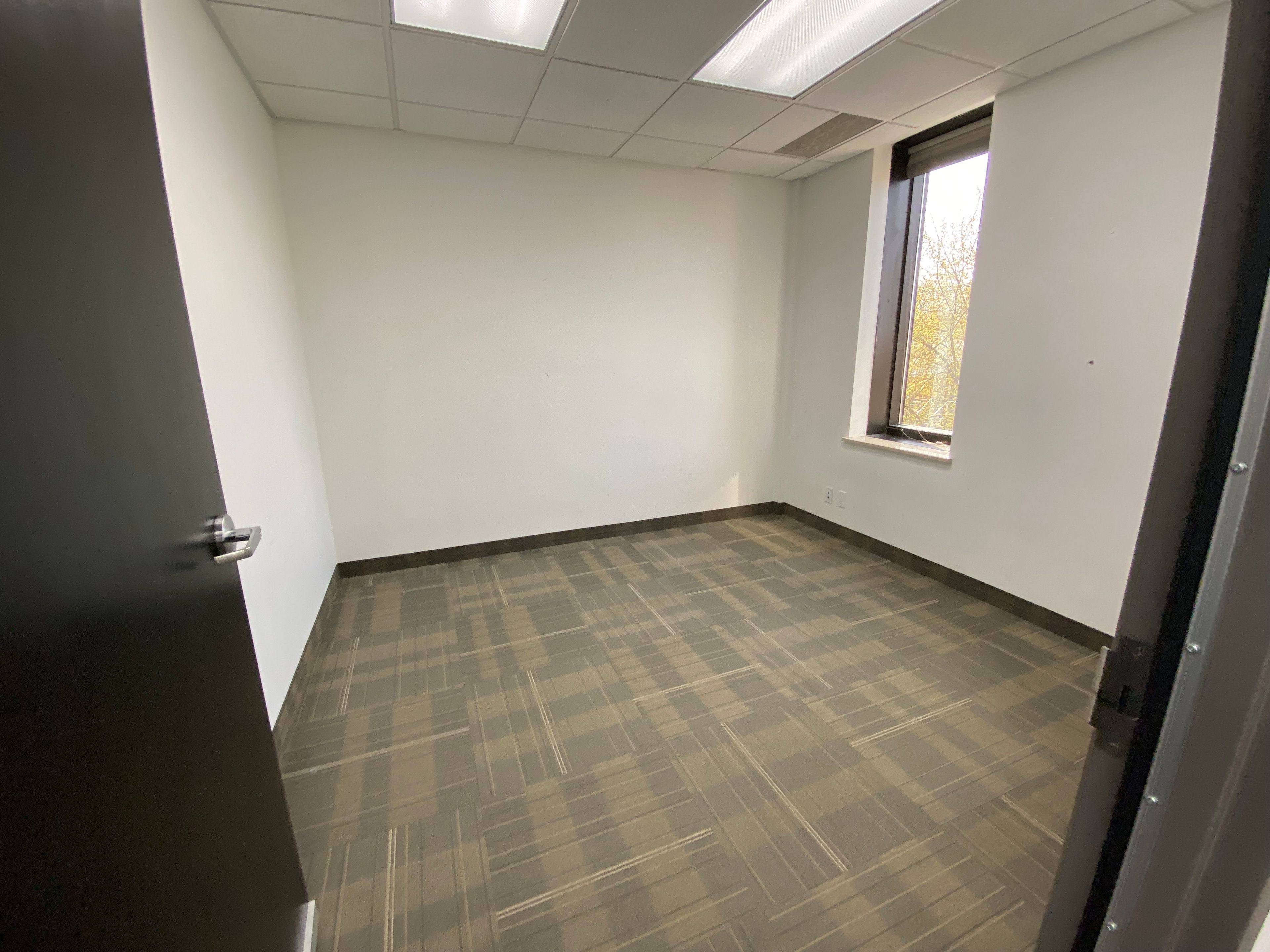 Hamilton, ON L8V 1M1,688 Queensdale AVE E #2A