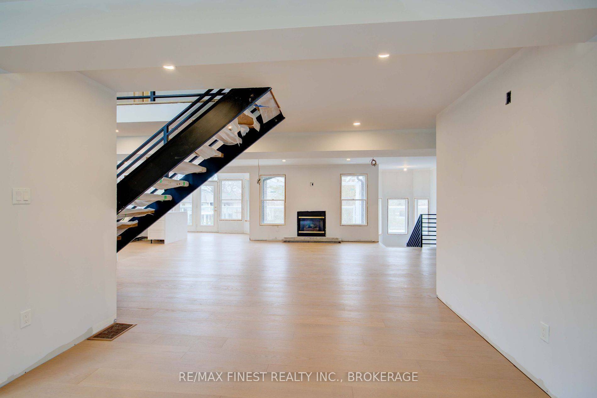 Kingston, ON K7L 4V1,1674 South BLVD