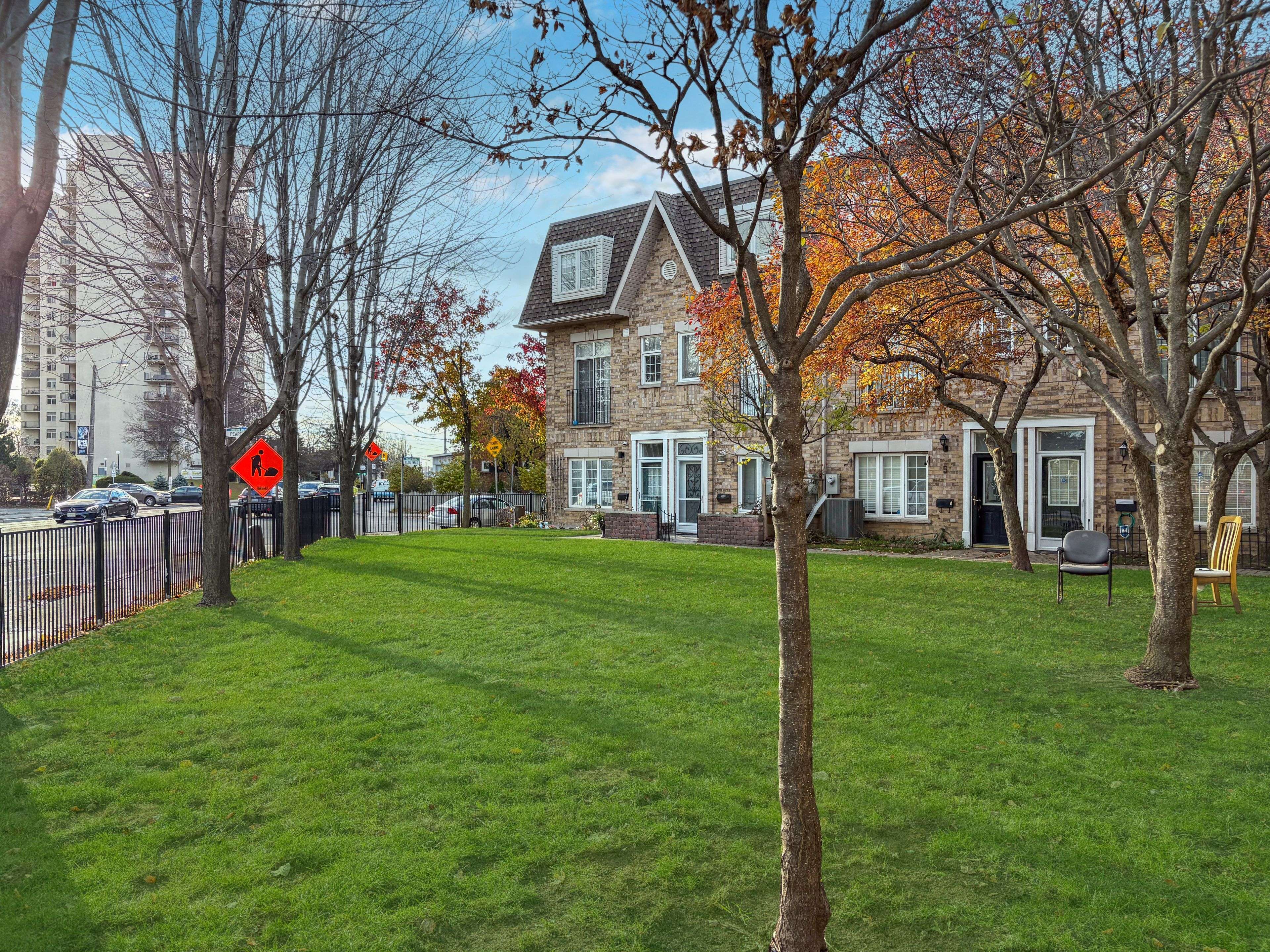 Toronto W04, ON M6M 5L7,25 Bijou WALK