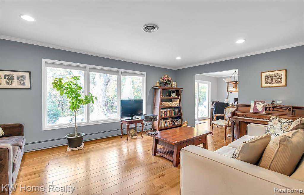 Bloomfield Hills, MI 48301,6572 SPRUCE DR