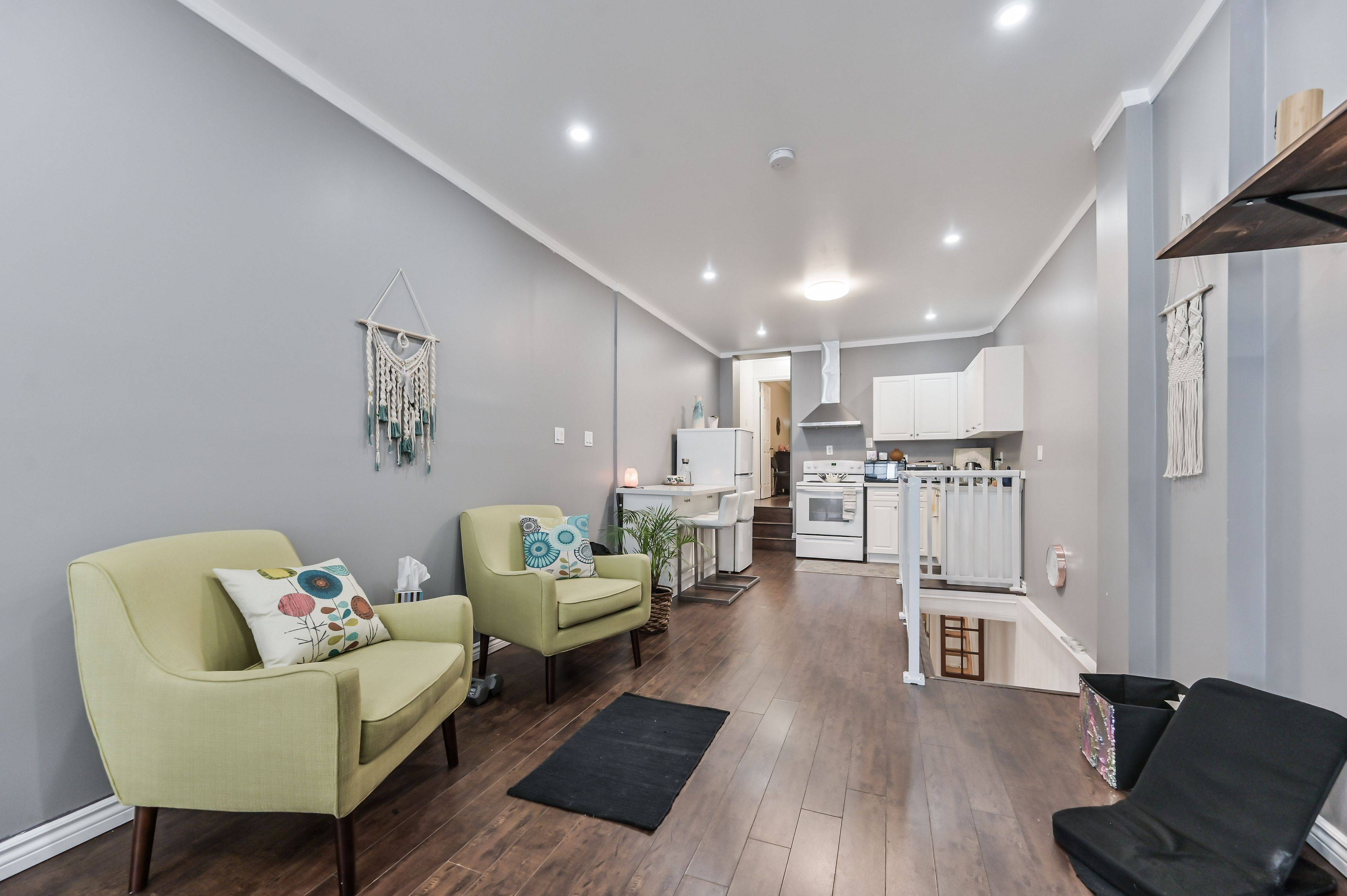 Toronto E01, ON M4K 3S3,640 Pape AVE