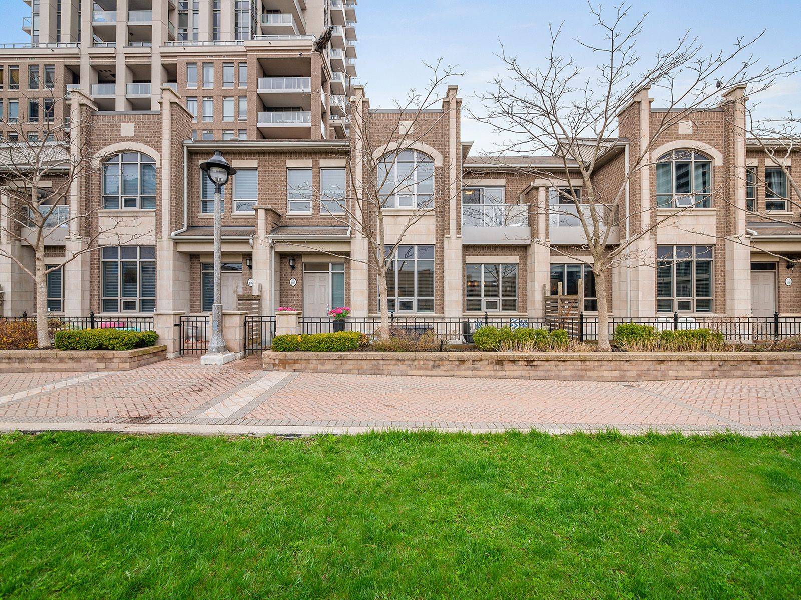 Mississauga, ON L5B 0A1,388 Prince Of Wales DR #TH 107