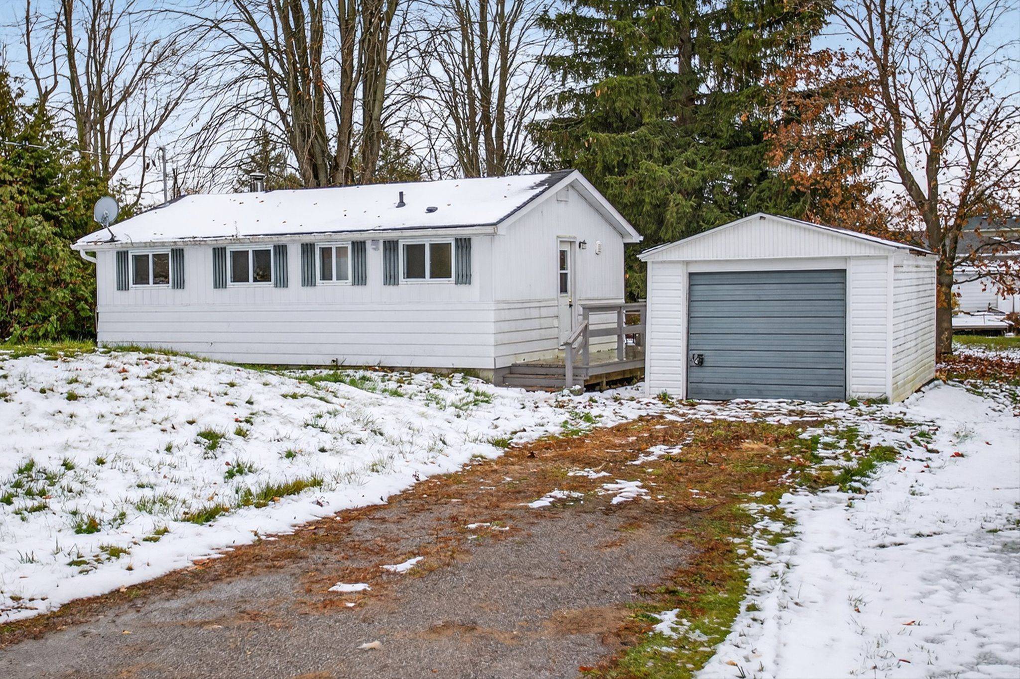 Kawartha Lakes, ON K0M 1N0,69 Blythe Shore RD