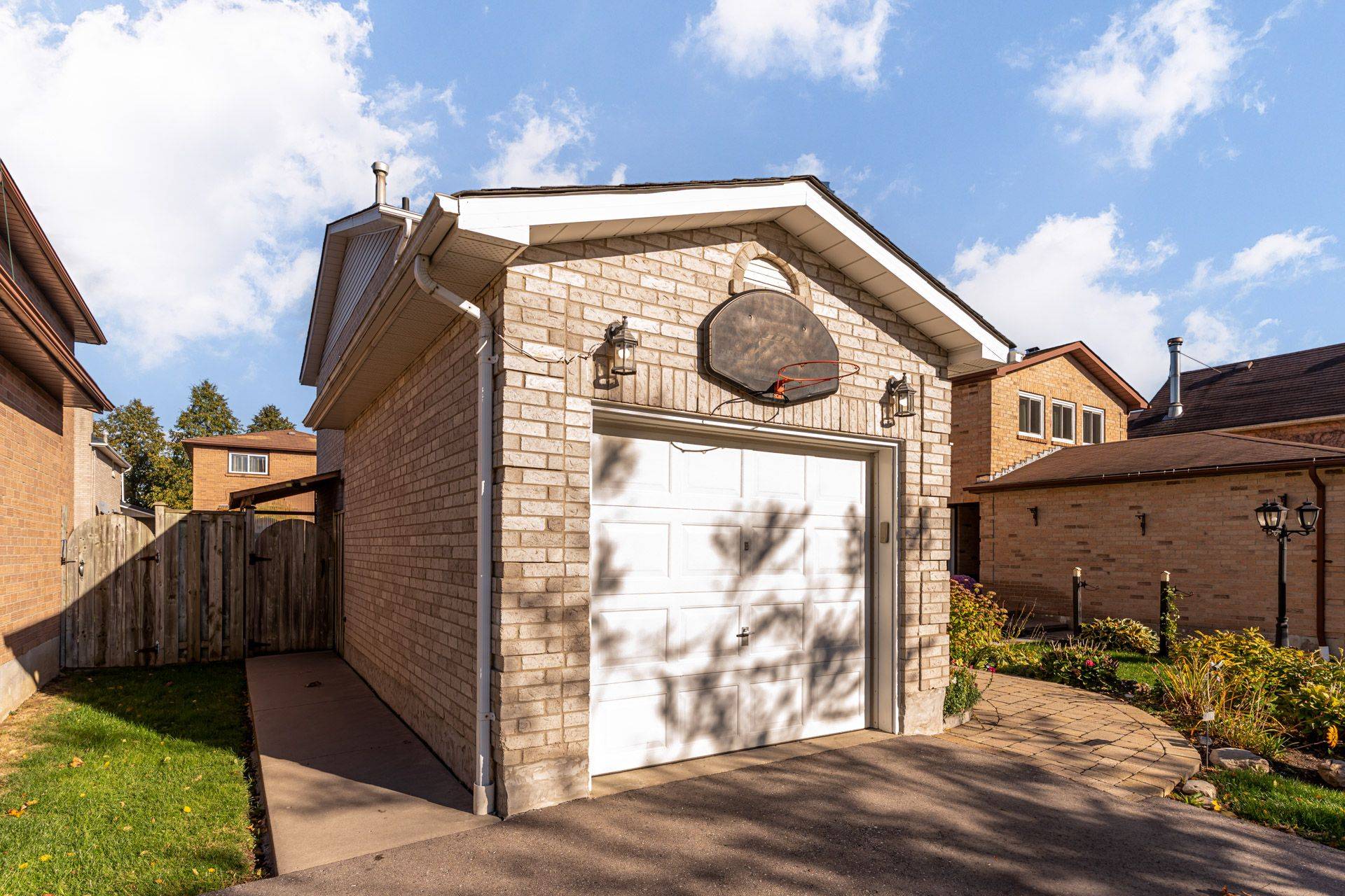 Ajax, ON L1T 1T3,108 Rotherglen RD N