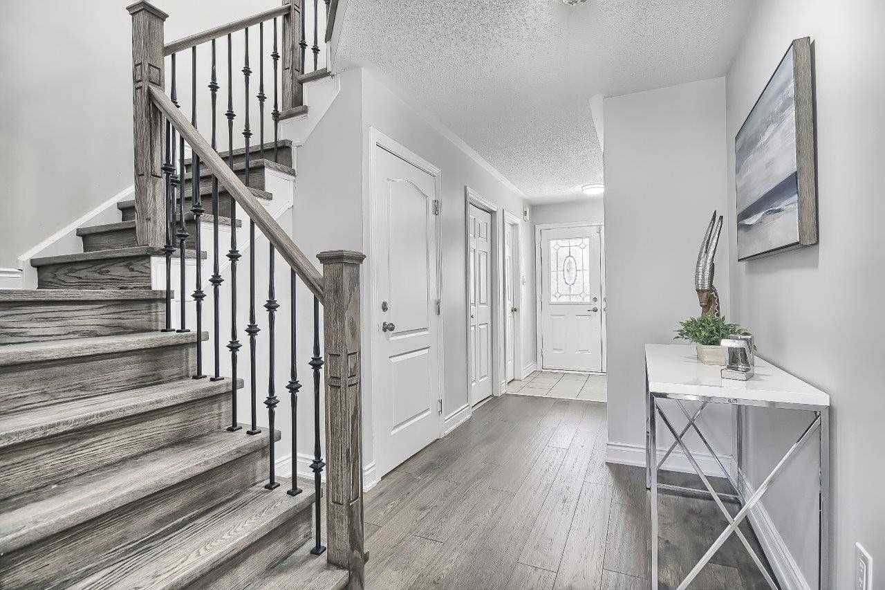 Brampton, ON L7A 1Z5,32 Poplar Plains RD