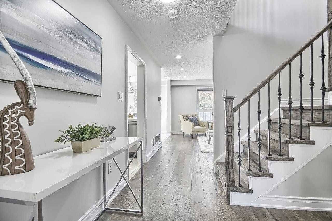 Brampton, ON L7A 1Z5,32 Poplar Plains RD