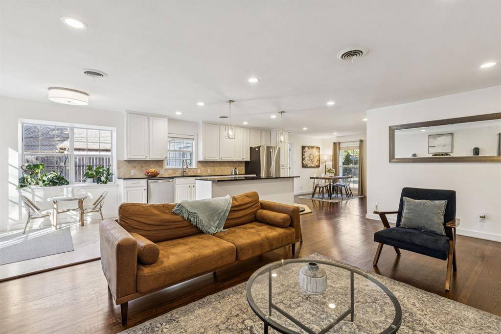 Dallas, TX 75229,10525 Castlegate Drive