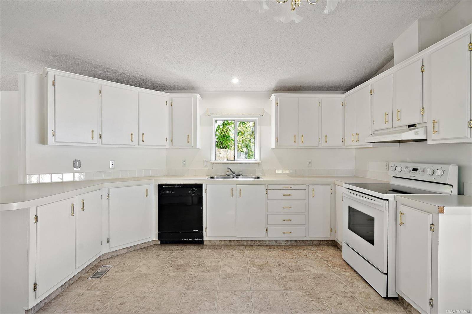 Central Saanich, BC V8M 2E9,2741 Stautw Rd #5