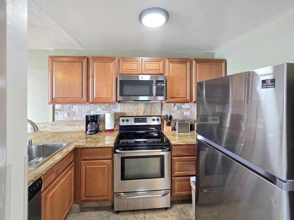 Kailua-kona, HI 96740,75-5782 KUAKINI HIGHWAY #203