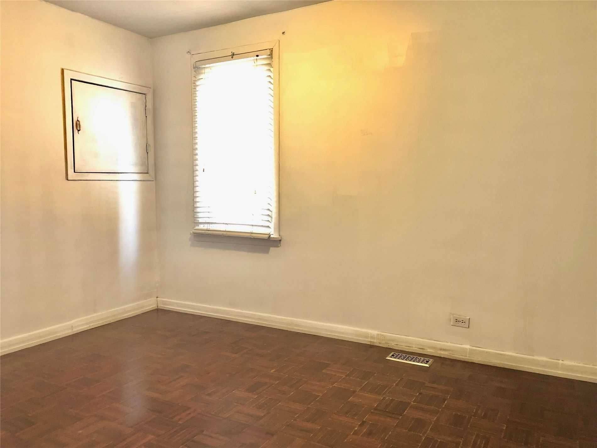 Mississauga, ON L5E 2A6,1348 Alexandra AVE