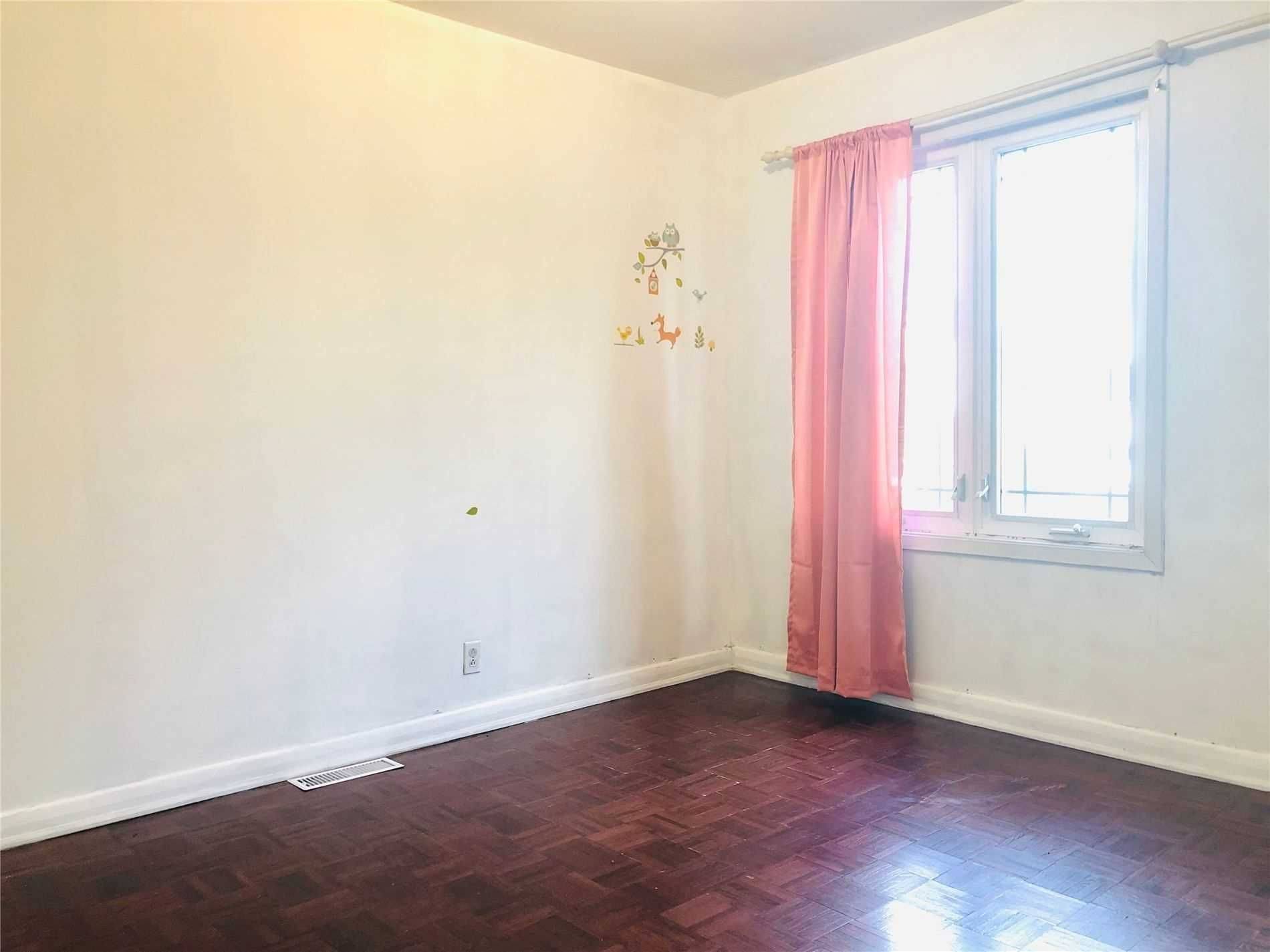 Mississauga, ON L5E 2A6,1348 Alexandra AVE