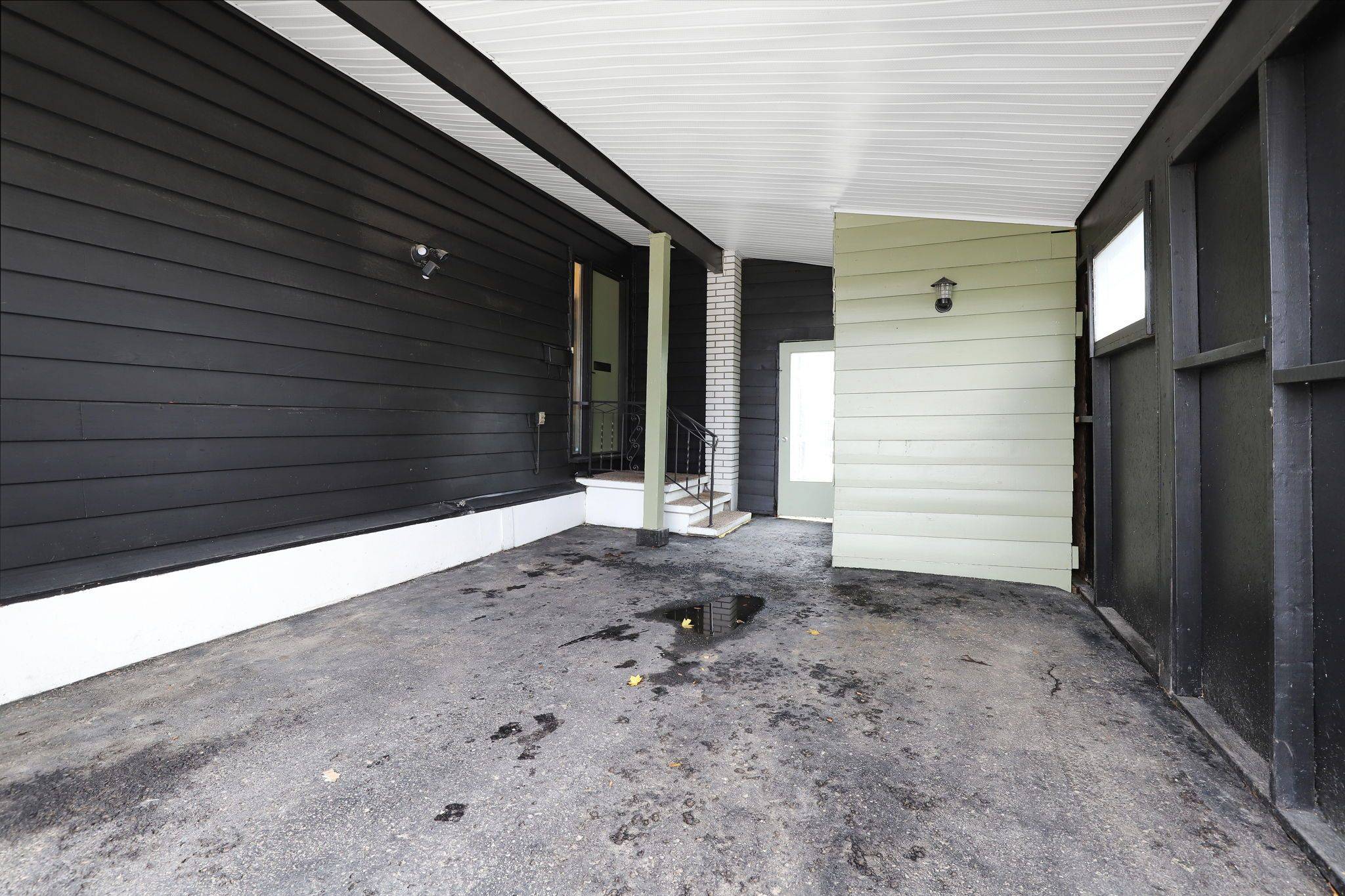 Elmvale Acres And Area, ON K1G 1E5,2320 Nerta ST