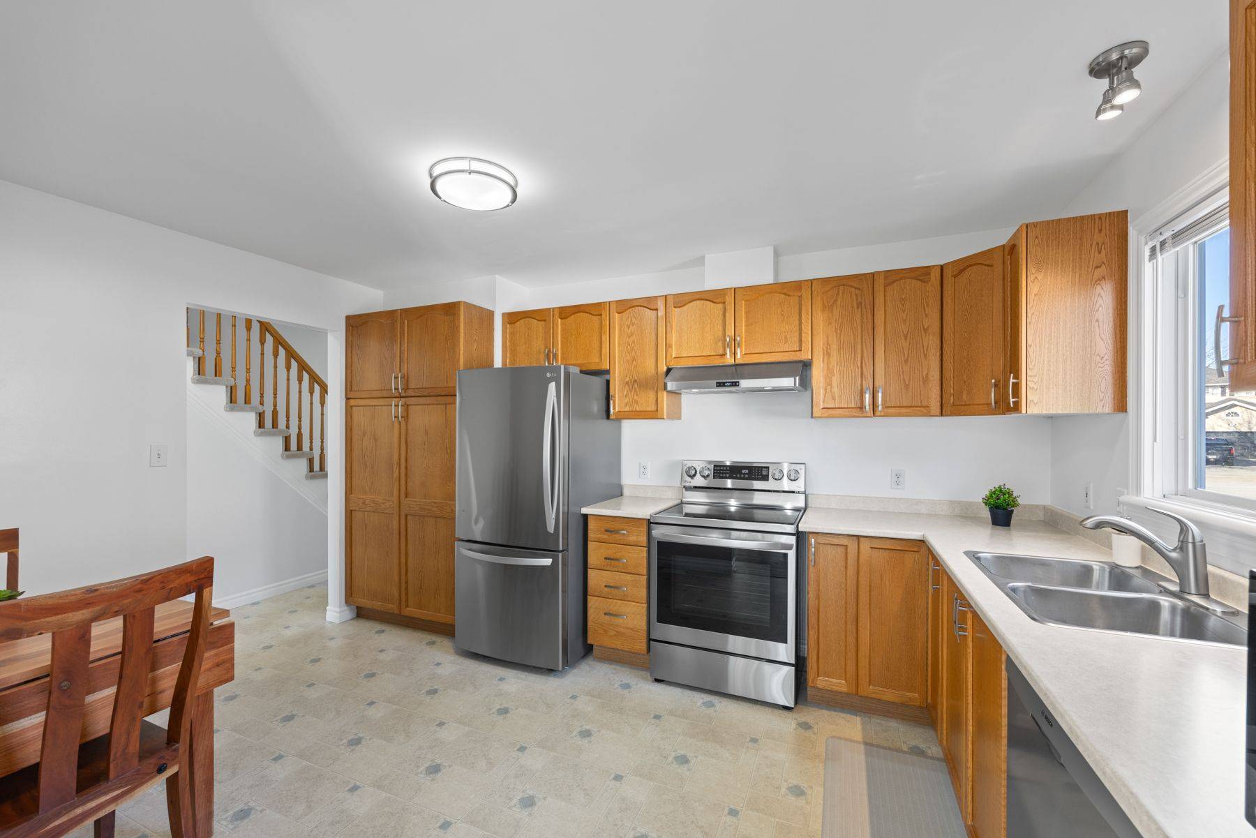 Kingston, ON K7M 9C9,582 Heritage CT