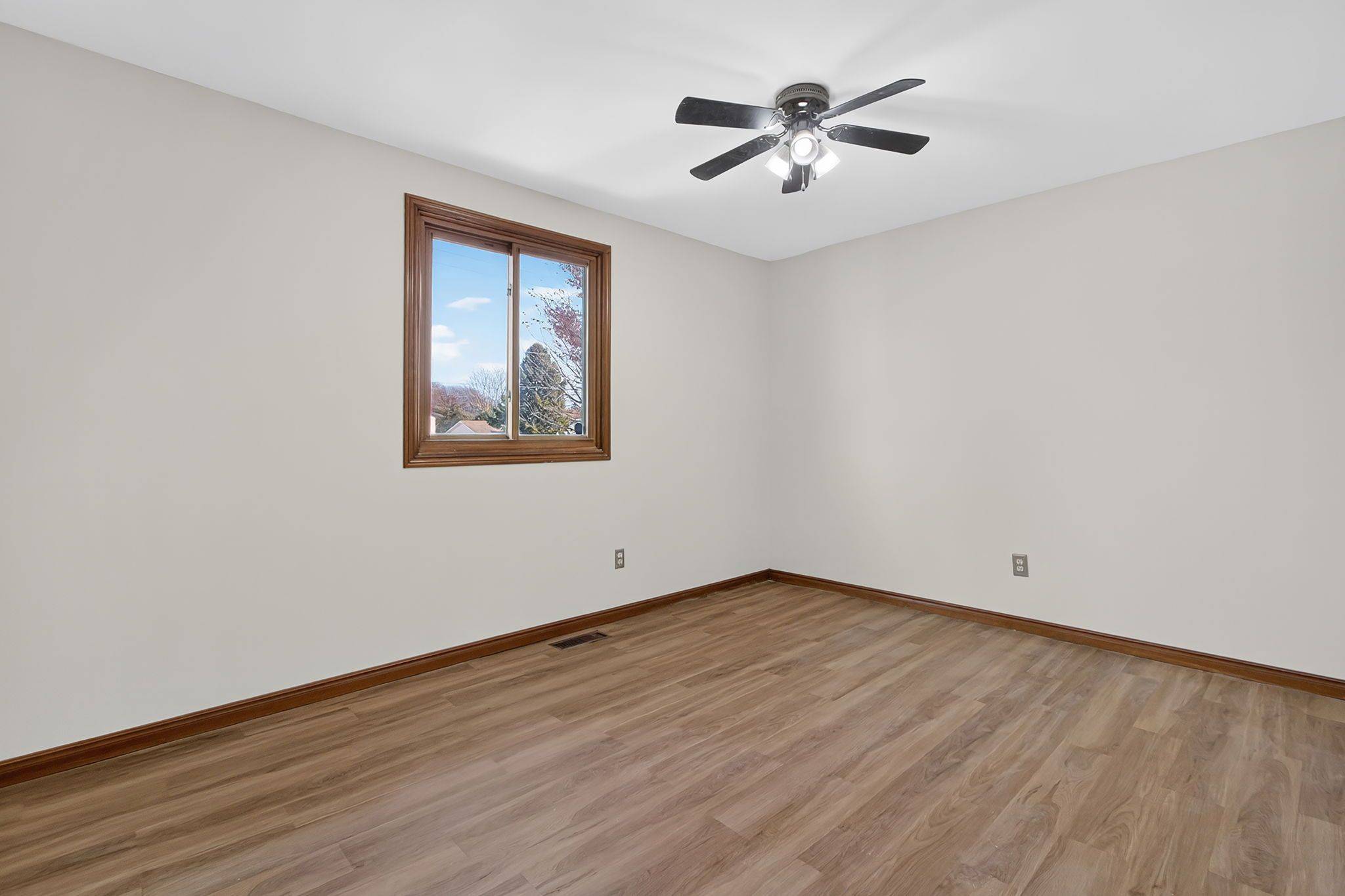 Chatham-kent, ON N7M 5Y4,194 Merritt AVE