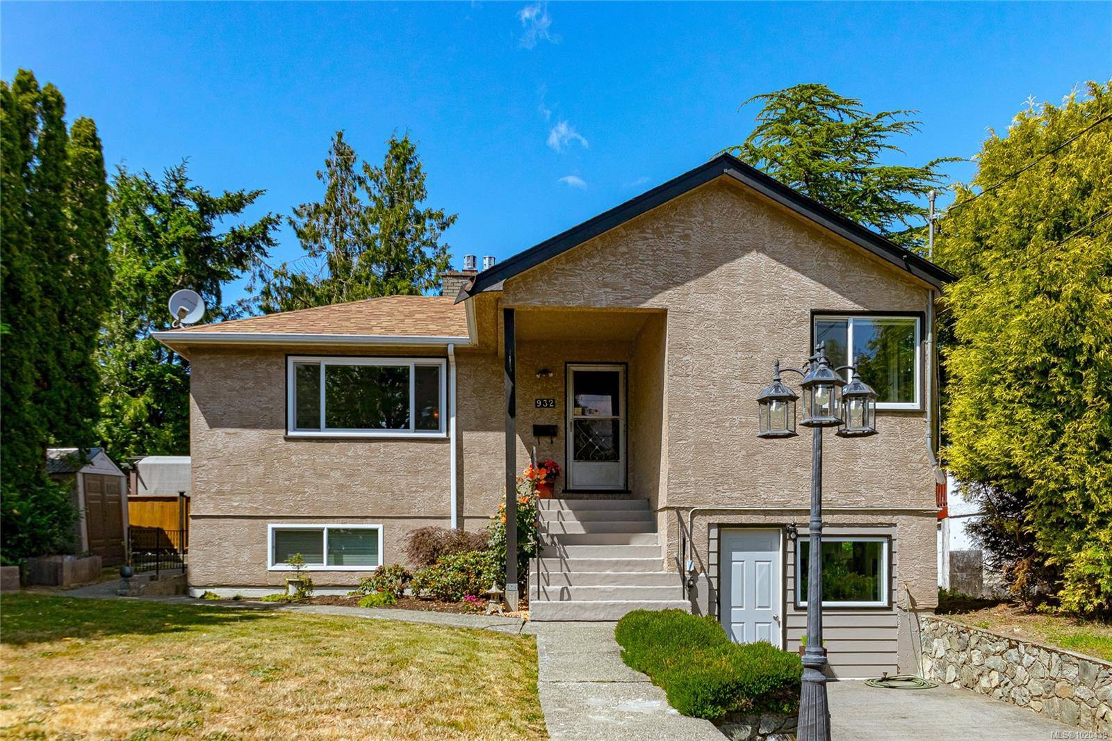 Saanich, BC V8X 2W9,932 Tattersall Dr