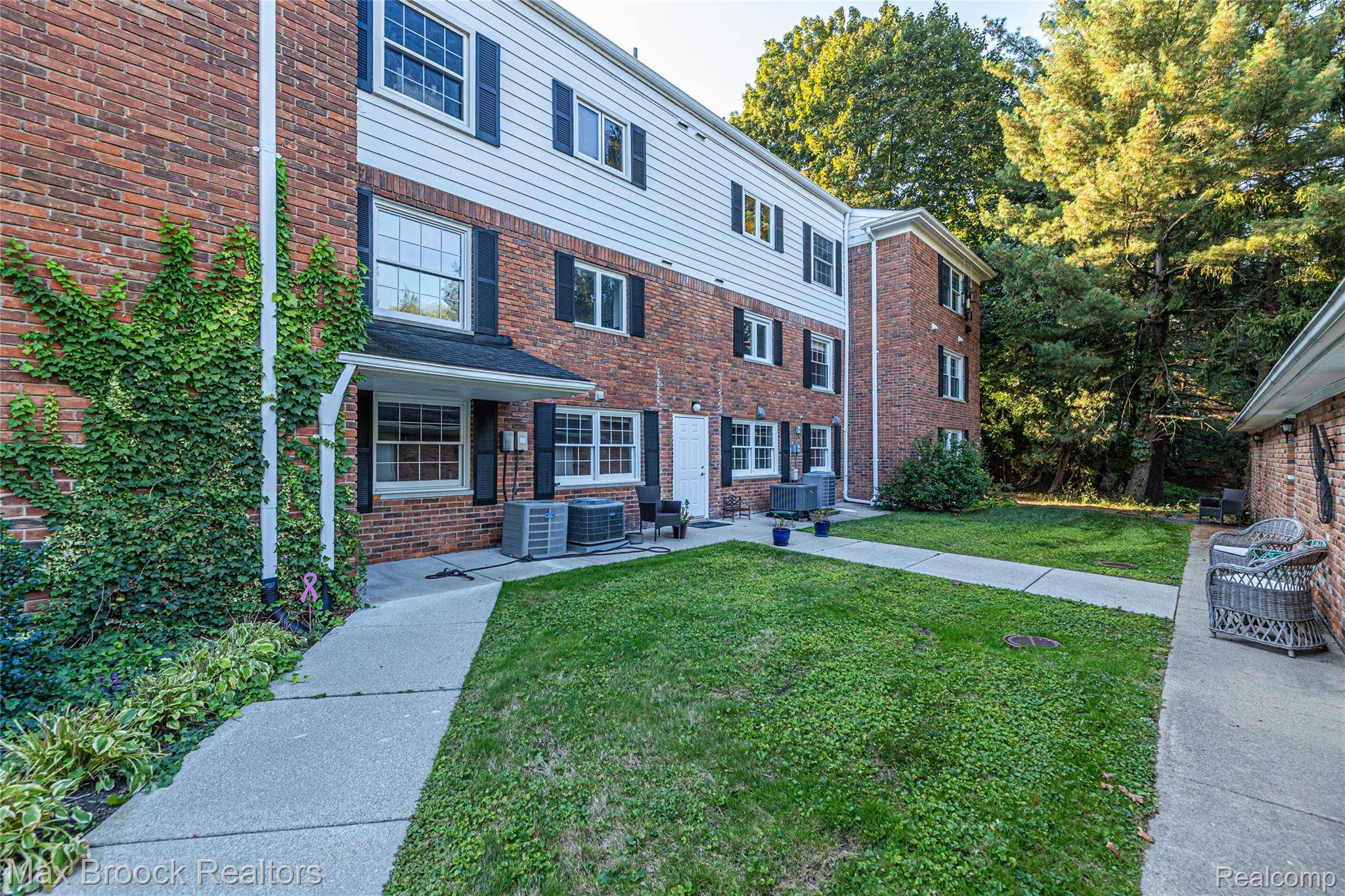 Bloomfield Hills, MI 48304,229 Barden RD