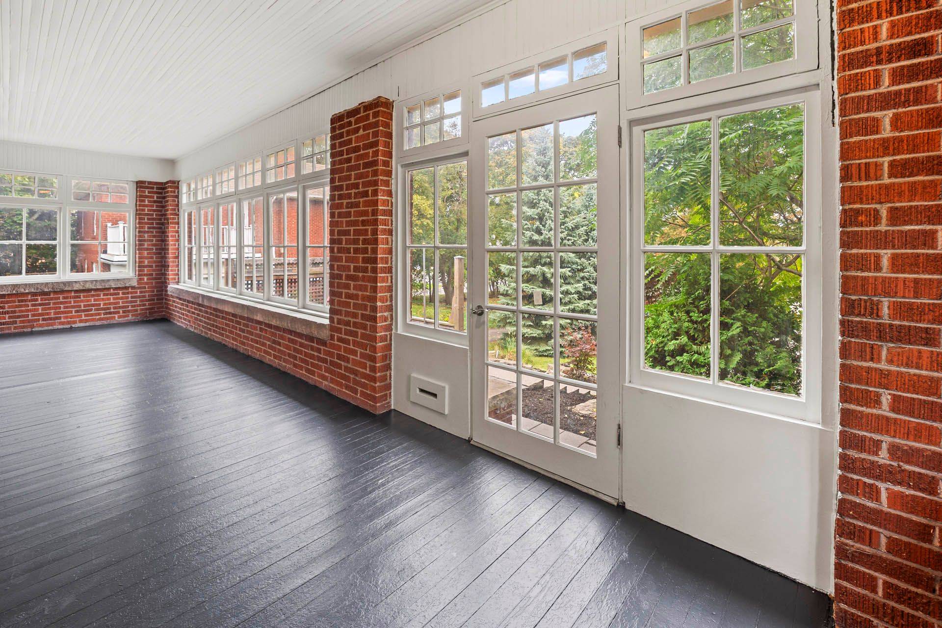 Burlington, ON L7T 1G1,299 Plains RD W