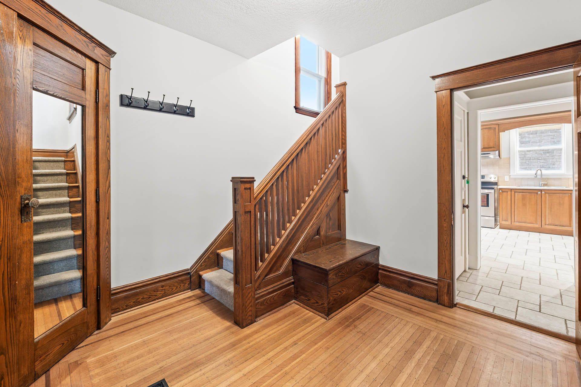 Burlington, ON L7T 1G1,299 Plains RD W