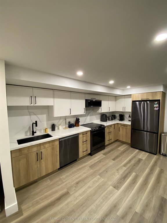 Welland, ON L3C 3C1,622 Clare AVE