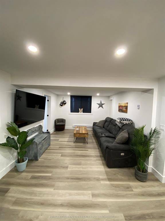 Welland, ON L3C 3C1,622 Clare AVE