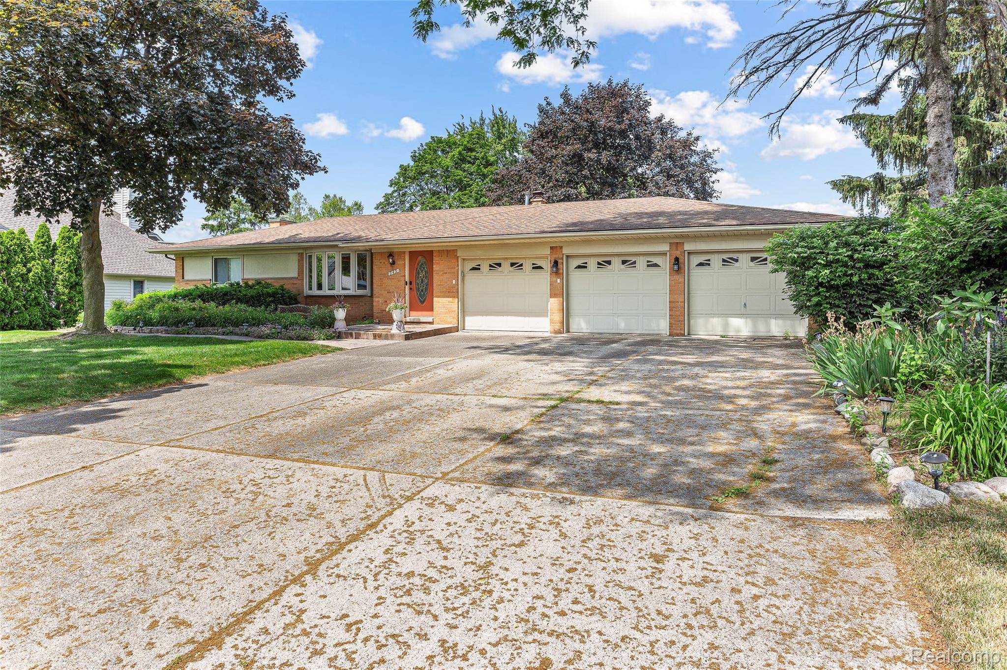 Waterford, MI 48328,345 Beverly Island DR