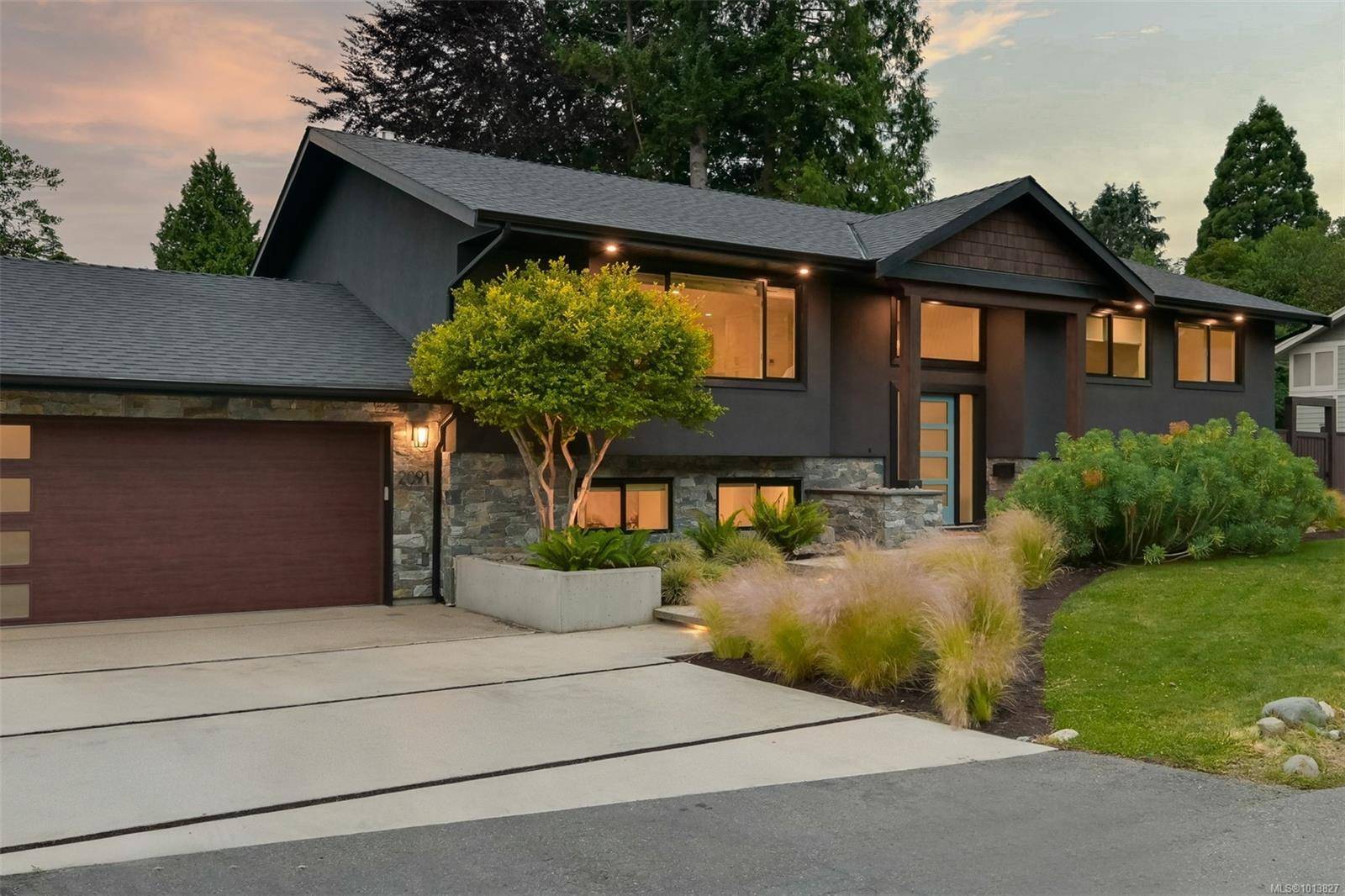 Oak Bay, BC V8S 2Z8,2091 Stonehewer Pl