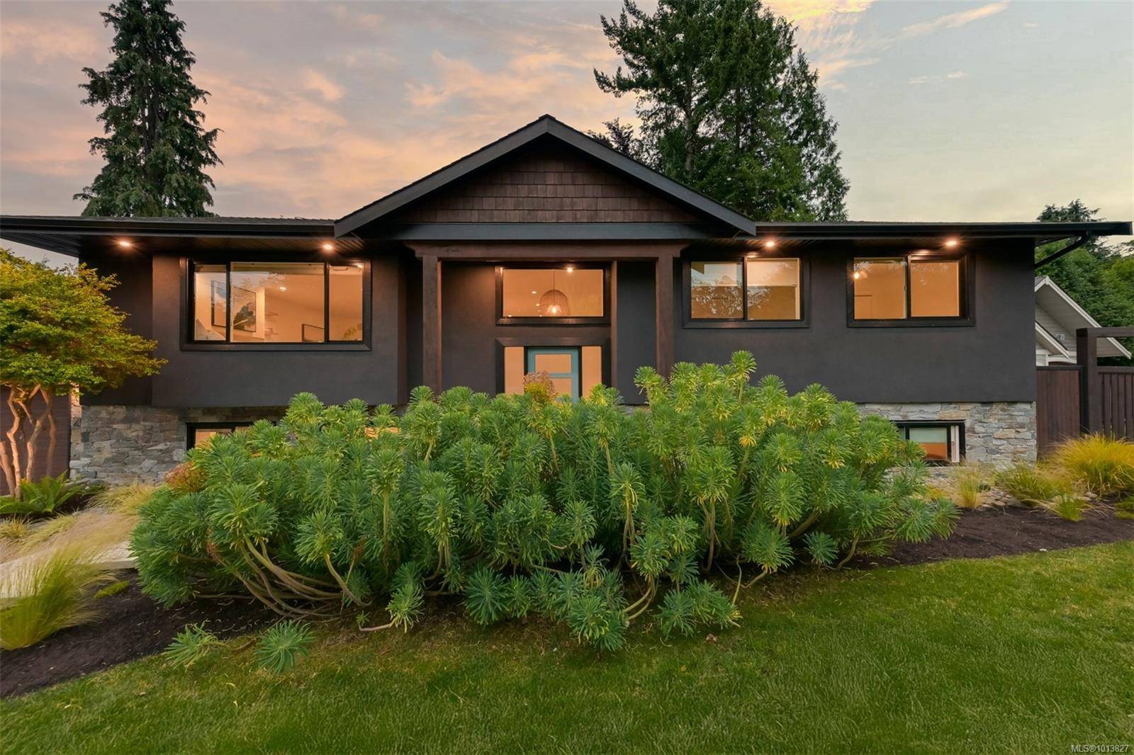 Oak Bay, BC V8S 2Z8,2091 Stonehewer Pl