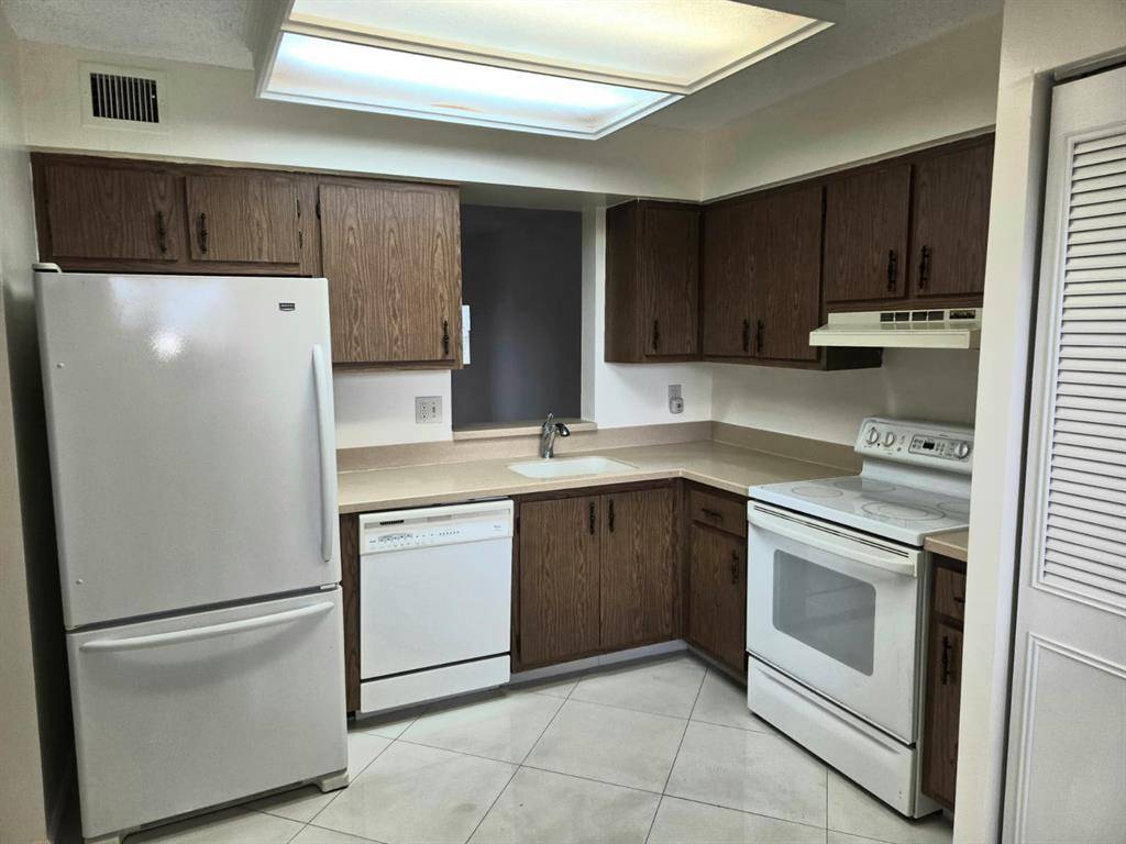 Margate, FL 33063,7300 Lake Circle Dr #401