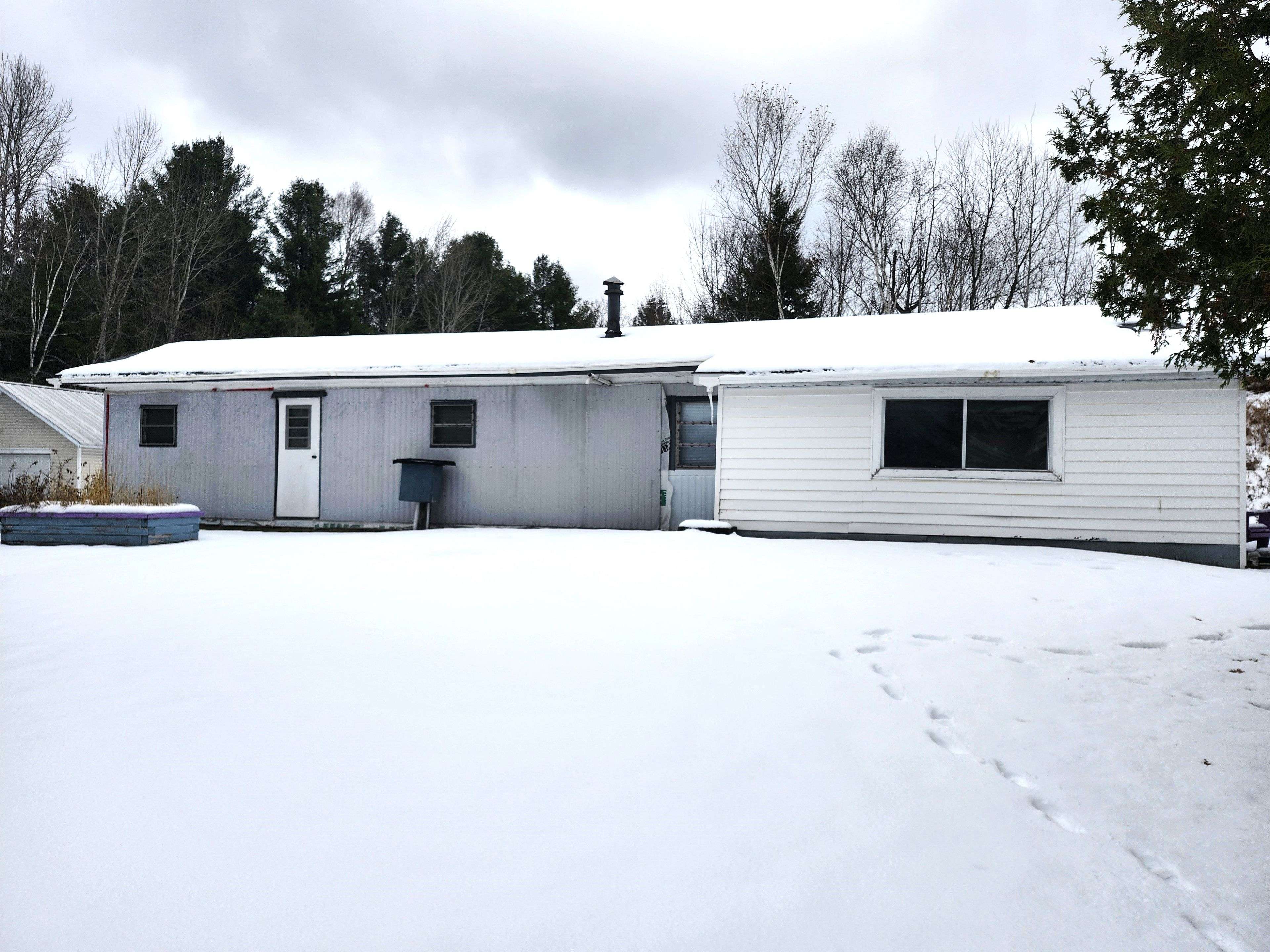 Addington Highlands, ON K0H 1L0,605 Slate Falls RD