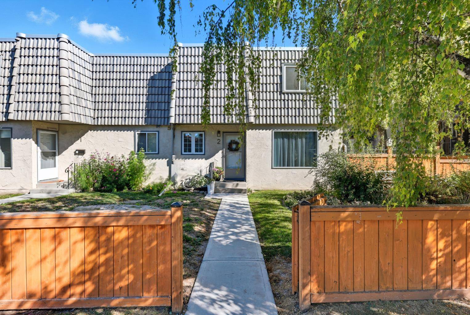 Calgary, AB T3E2M1,2412 30 ST SW #2